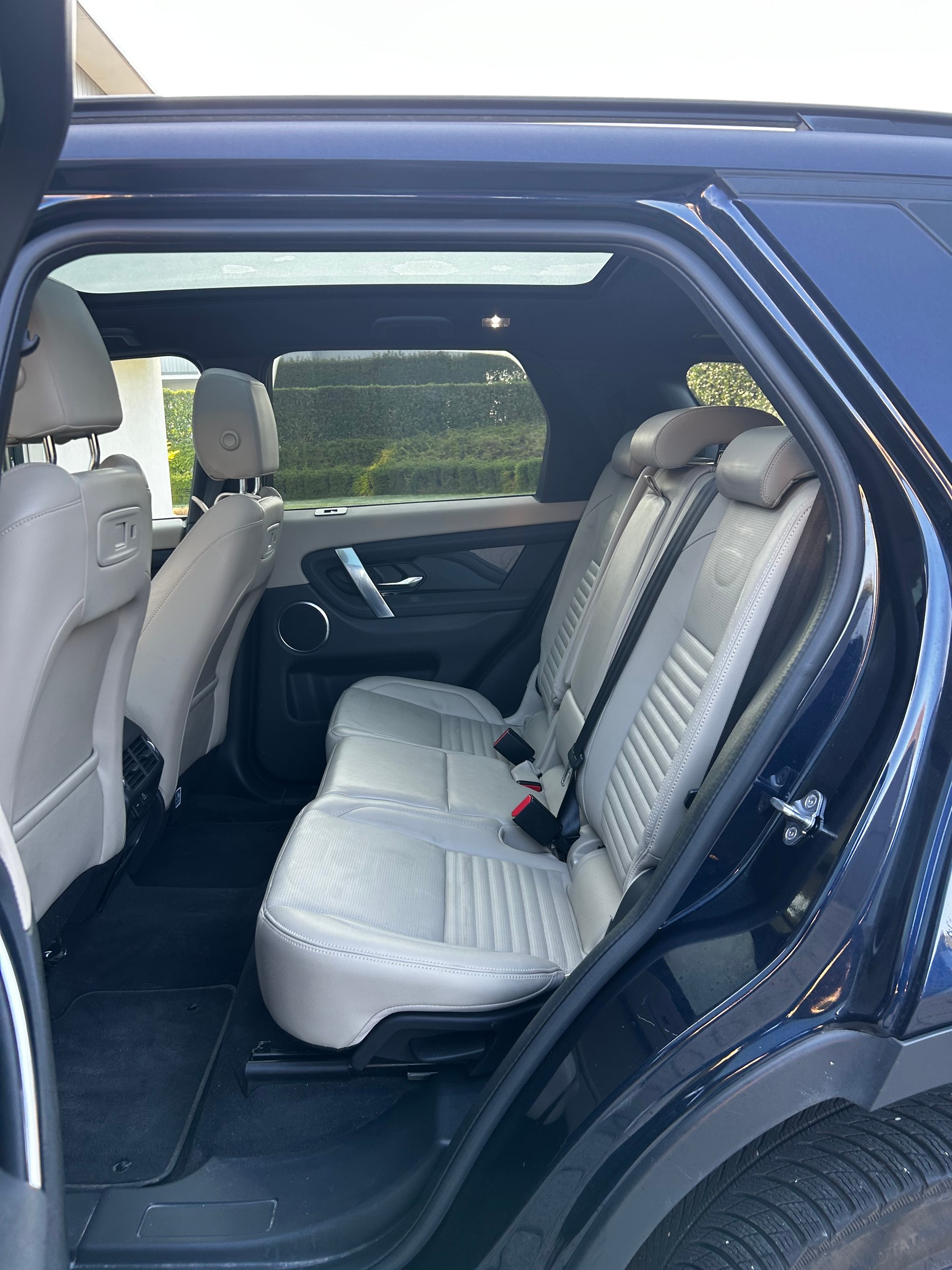 LAND ROVER Discovery Sport P300e 1.5 PHEV SE AT8-image-3