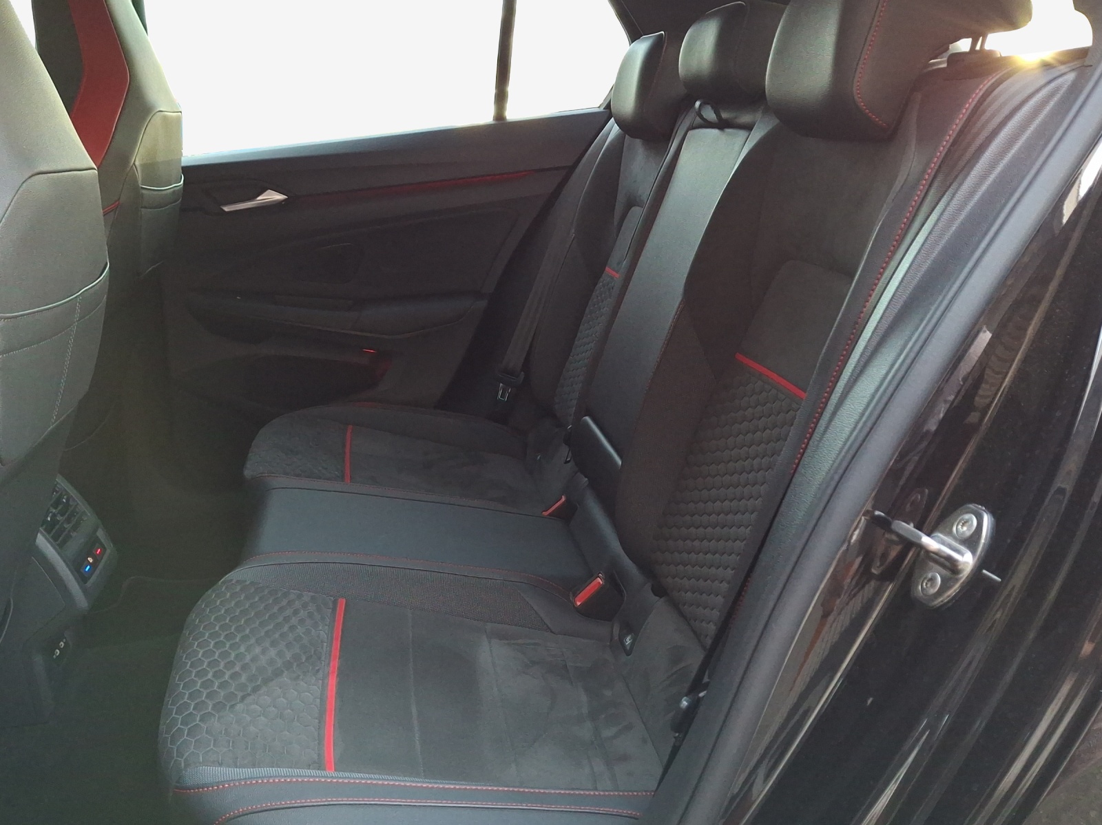 VW Golf 2.0 TSI GTI Clubsport 45 DSG-image-11