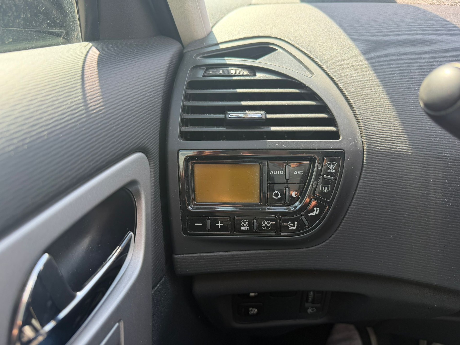 CITROEN Grand C4 Picasso 1.6i 16V Attraction-image-8
