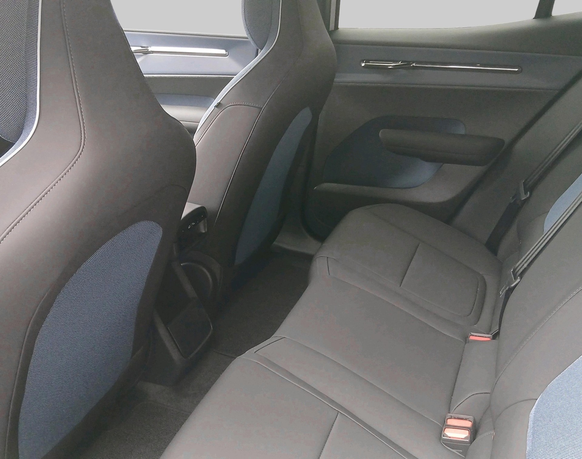 VOLVO EX 30 E60 Twin Plus Performance-image-3