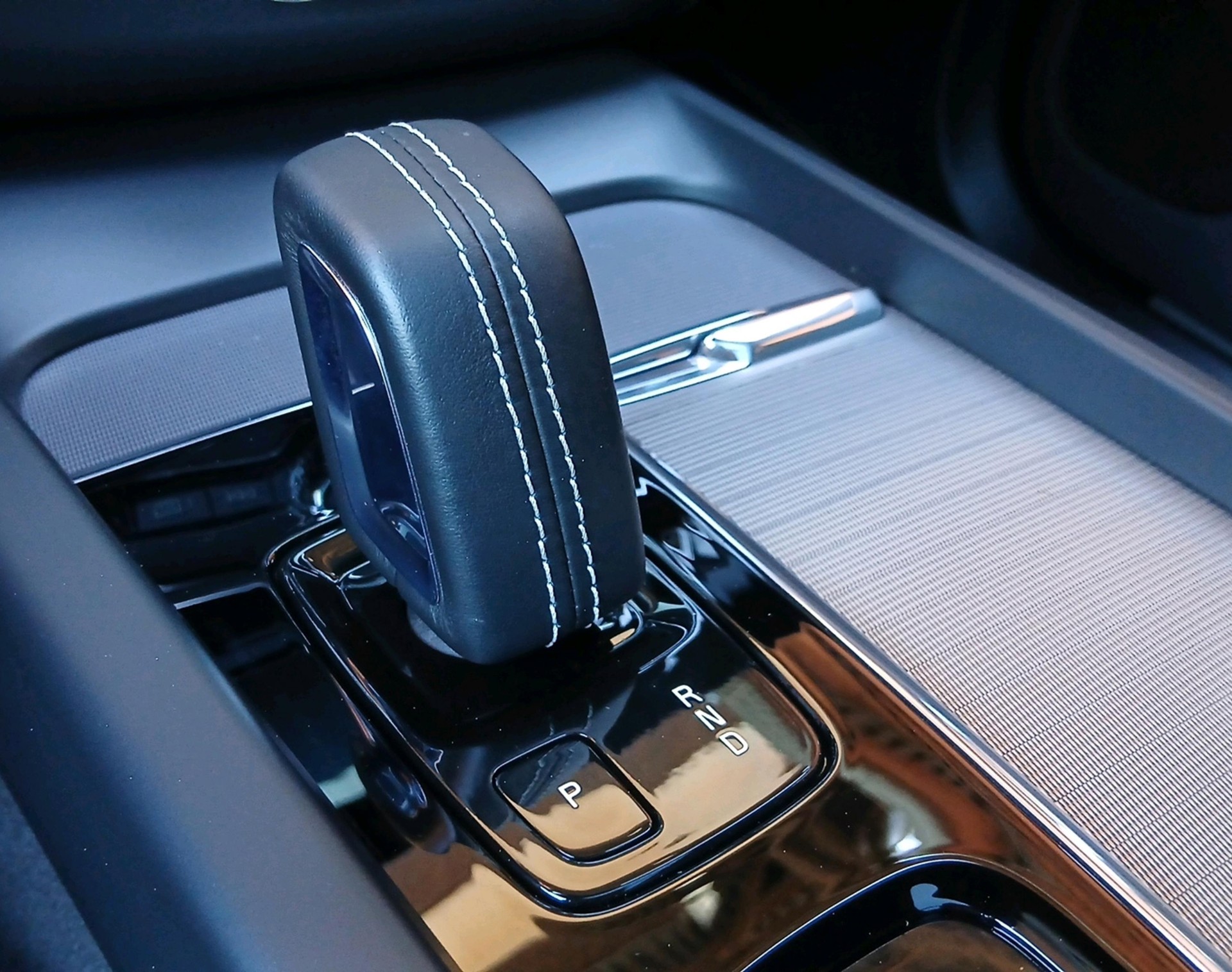 VOLVO XC60 2.0 T8 TE Polestar eAWD-image-17