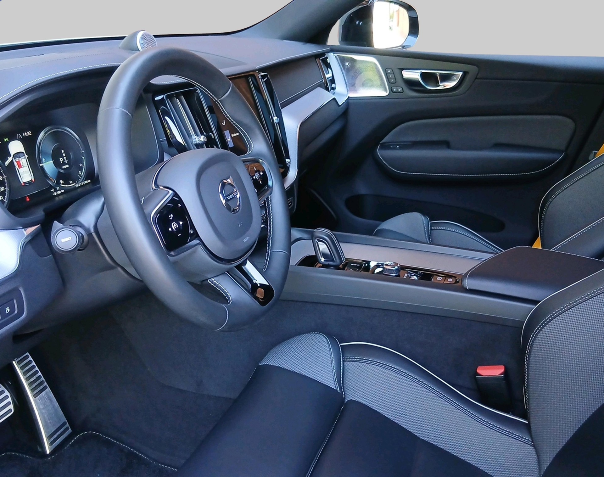 VOLVO XC60 2.0 T8 TE Polestar eAWD-image-2