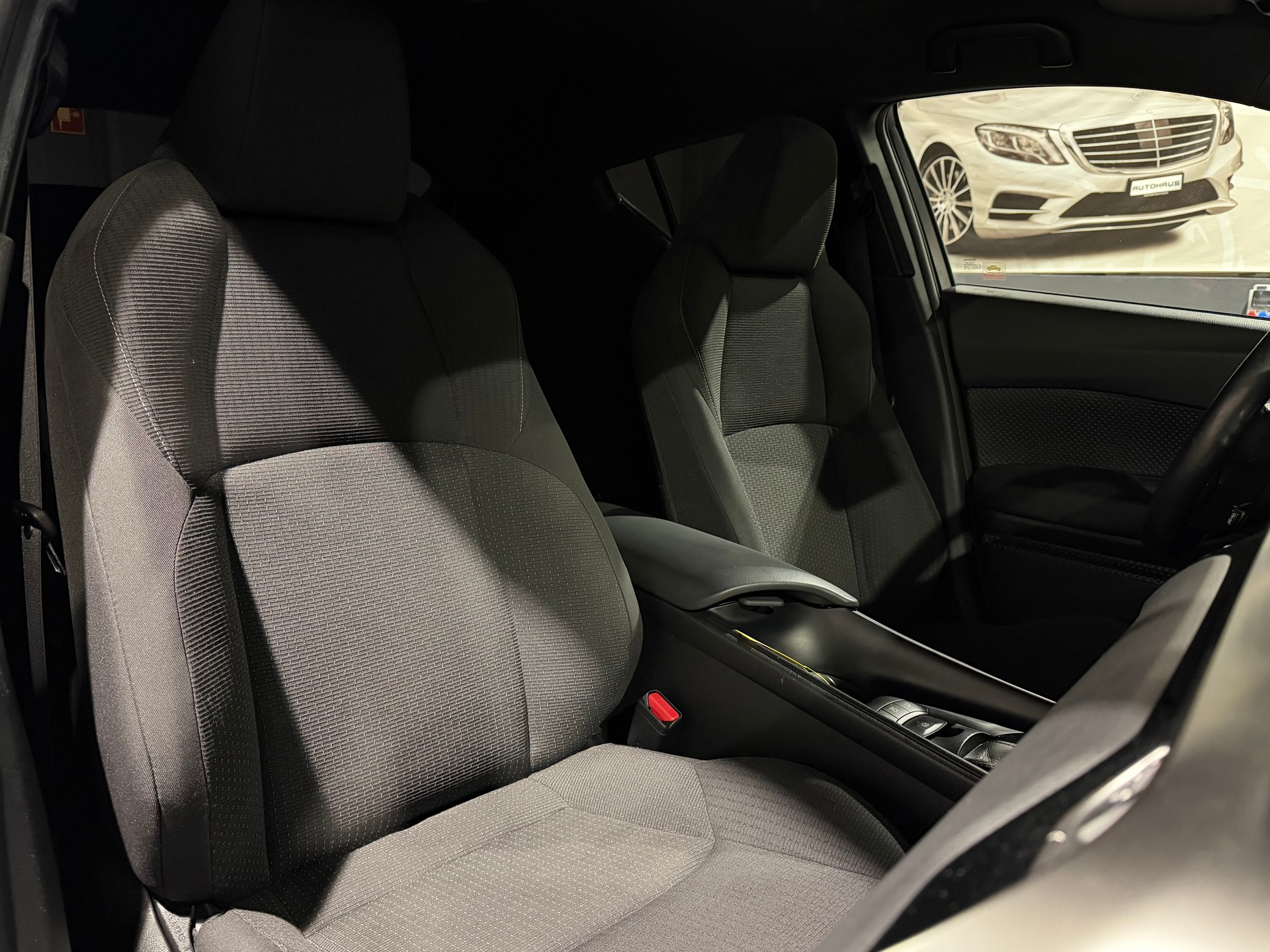 TOYOTA C-HR 1.8 HSD Comfort CVT-image-13