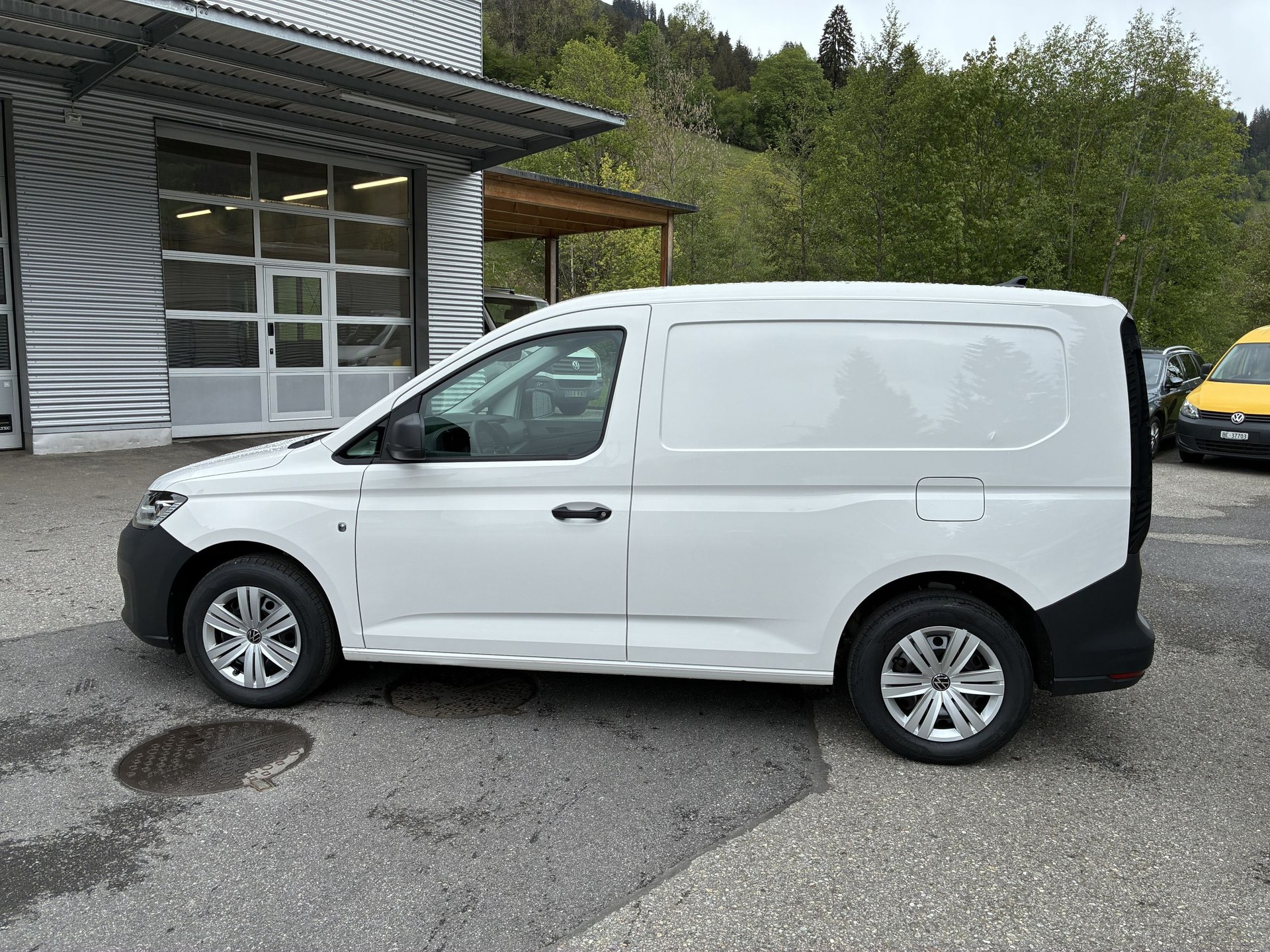 VW Caddy Cargo 2.0TDI 4Motion-image-2