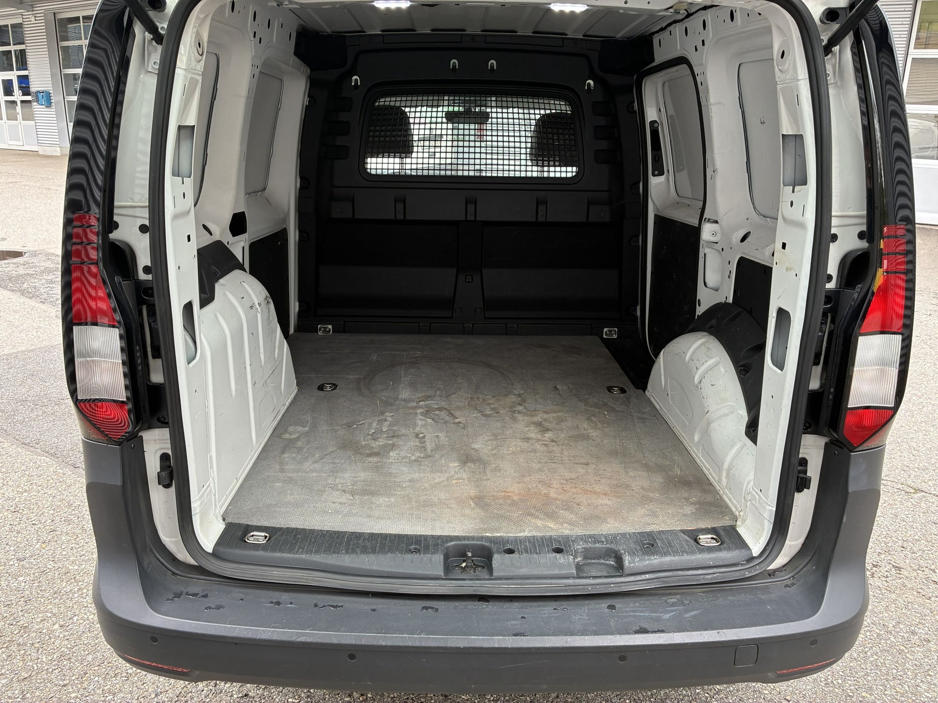 VW Caddy Cargo 2.0TDI 4Motion-image-9