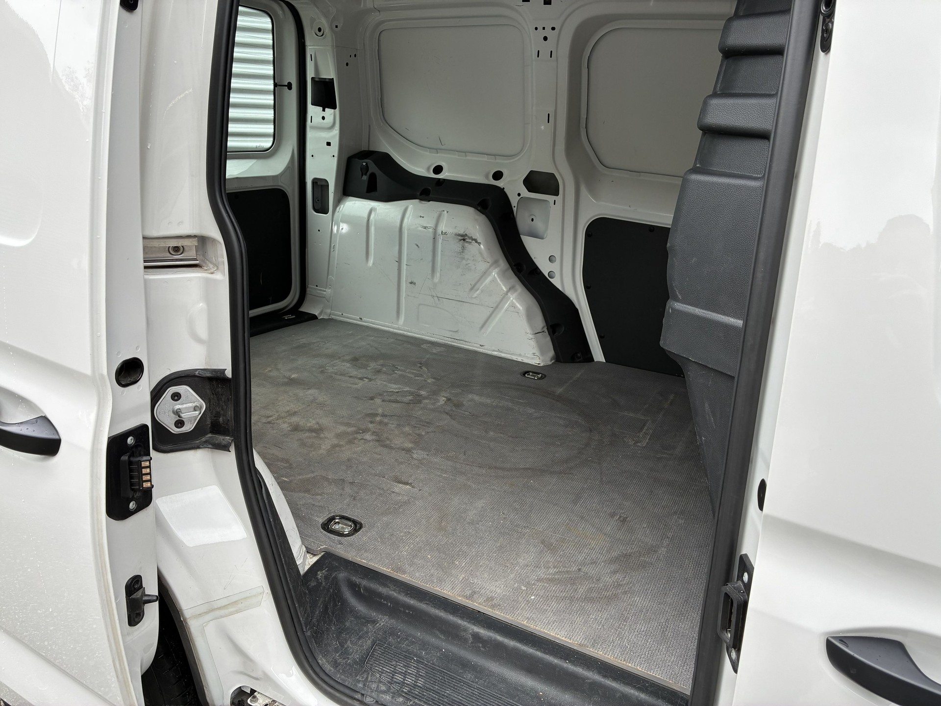 VW Caddy Cargo 2.0TDI 4Motion-image-10