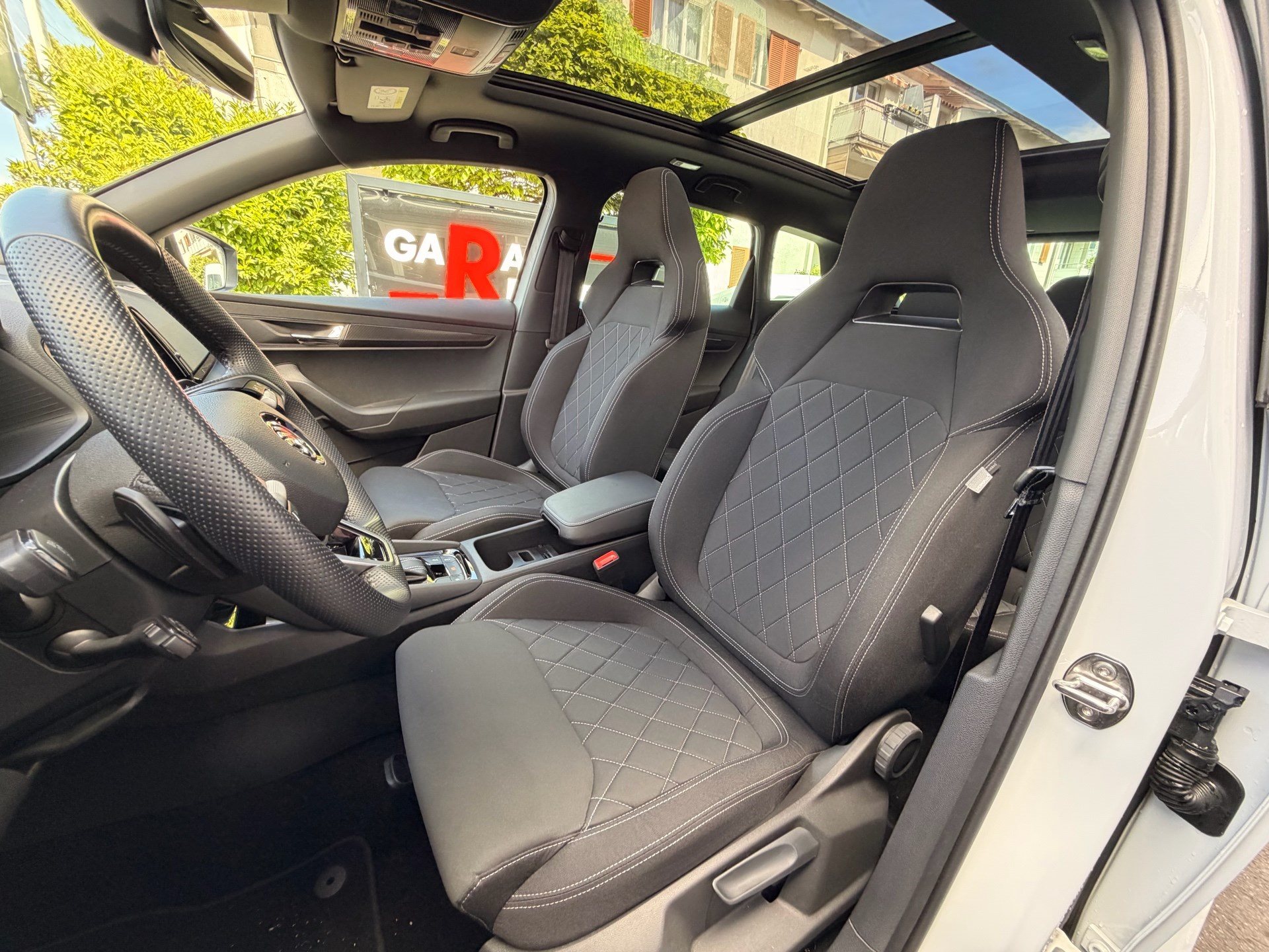 SKODA Karoq Sportline 4x4 *** PANORAMADACH & VIELES MEHR !!! ***-image-8