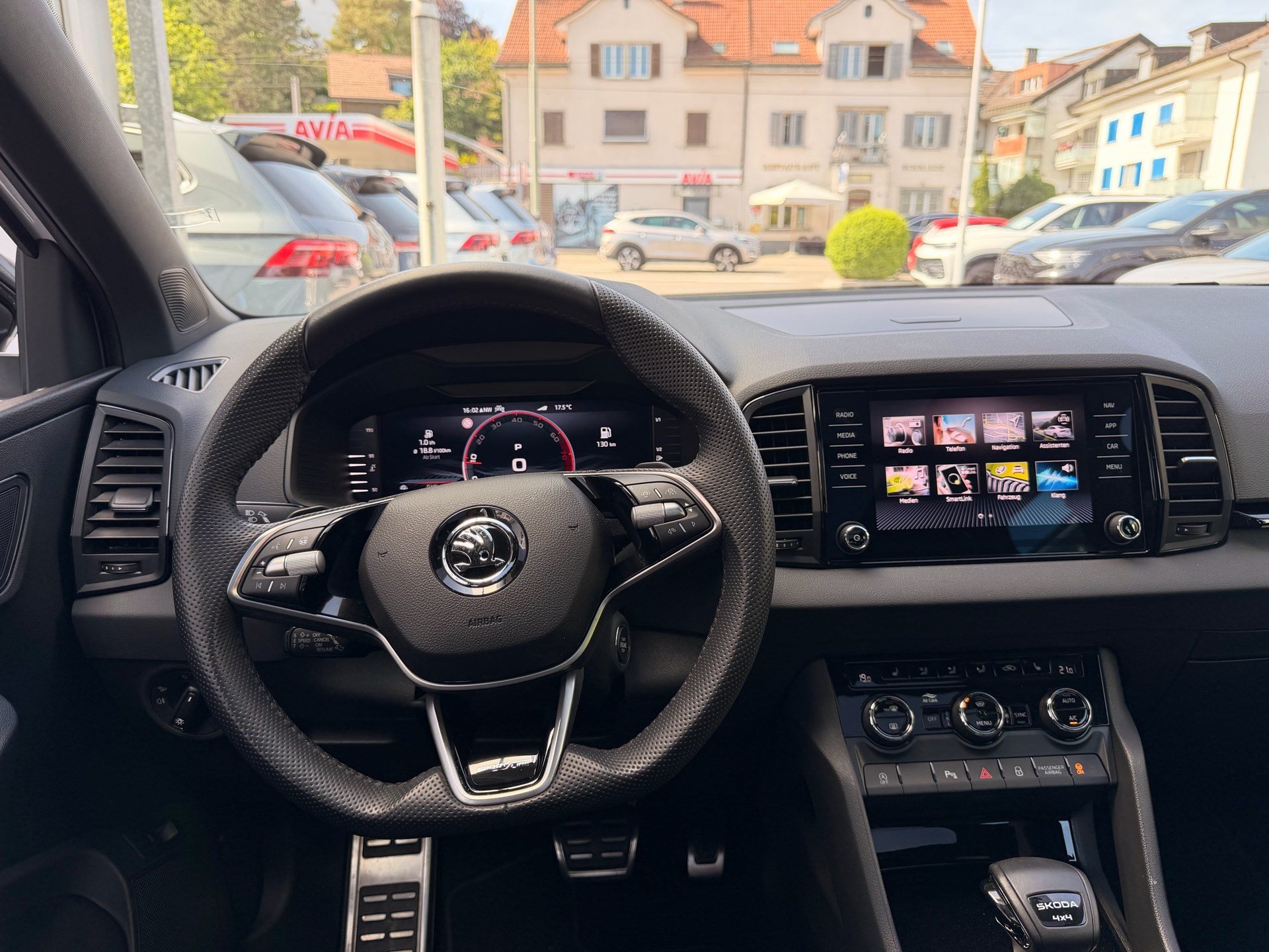 SKODA Karoq Sportline 4x4 *** PANORAMADACH & VIELES MEHR !!! ***-image-9