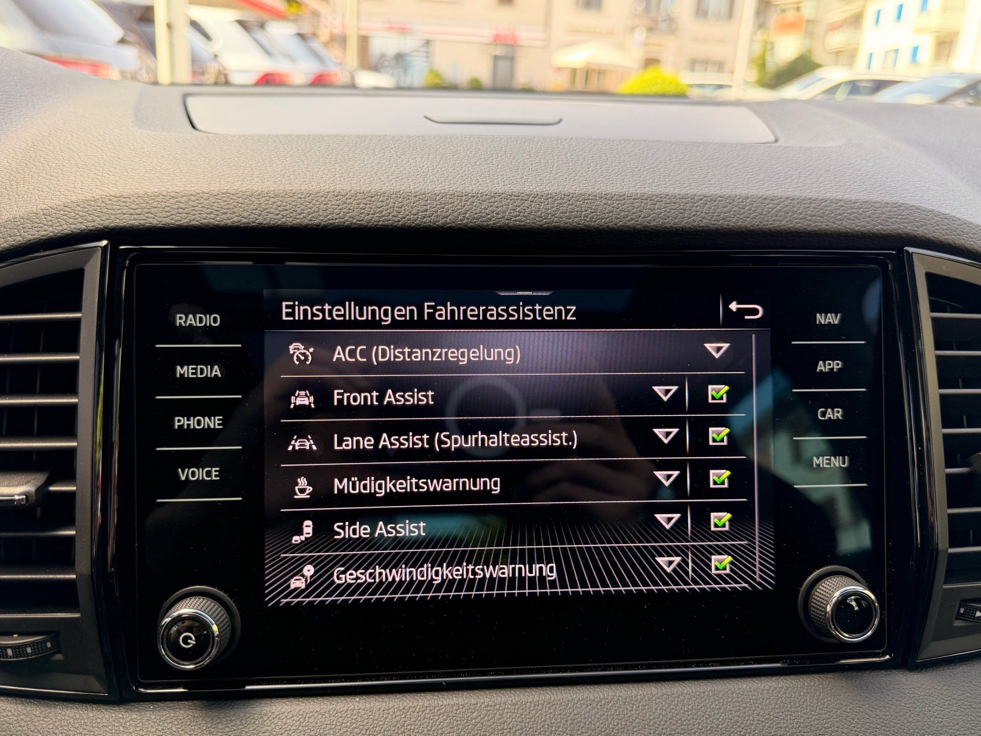 SKODA Karoq Sportline 4x4 *** PANORAMADACH & VIELES MEHR !!! ***-image-17