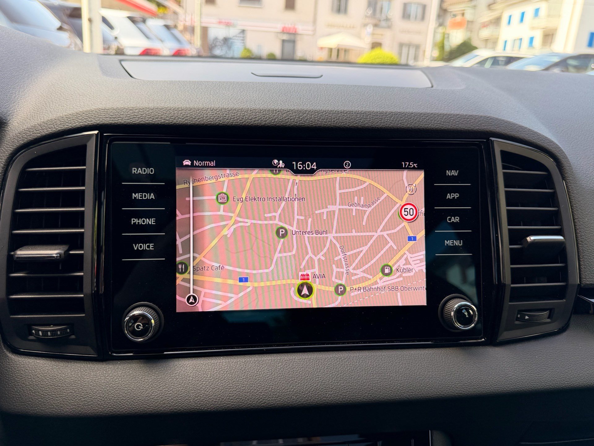 SKODA Karoq Sportline 4x4 *** PANORAMADACH & VIELES MEHR !!! ***-image-13