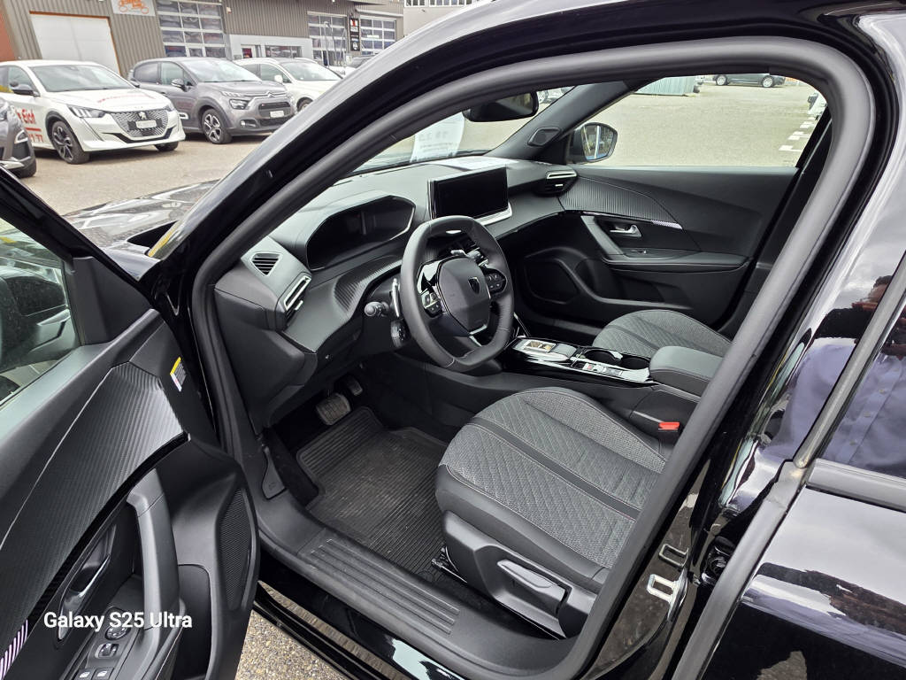 PEUGEOT 2008 1.2 PureTech 130 Allure-image-4