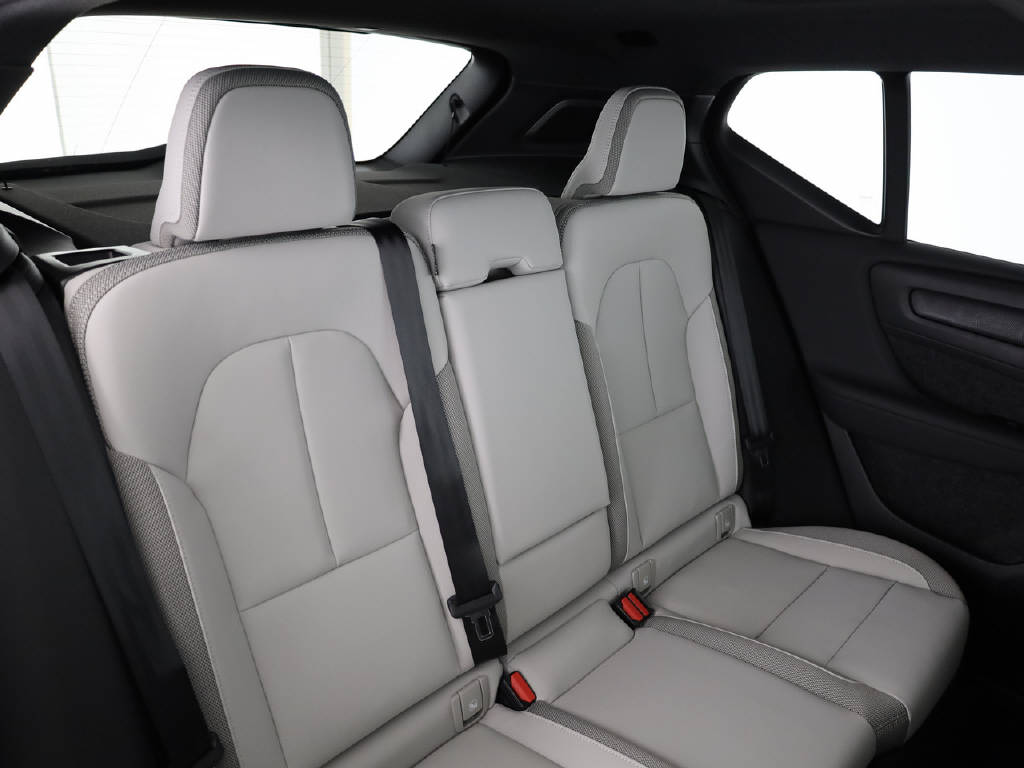 VOLVO EX40 Twin Ultra AWD XCENTRIC-image-2