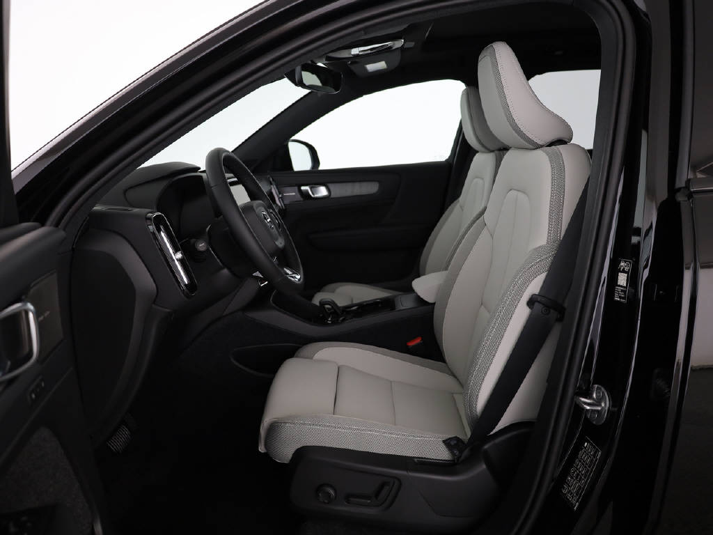 VOLVO EX40 Twin Ultra AWD XCENTRIC-image-1