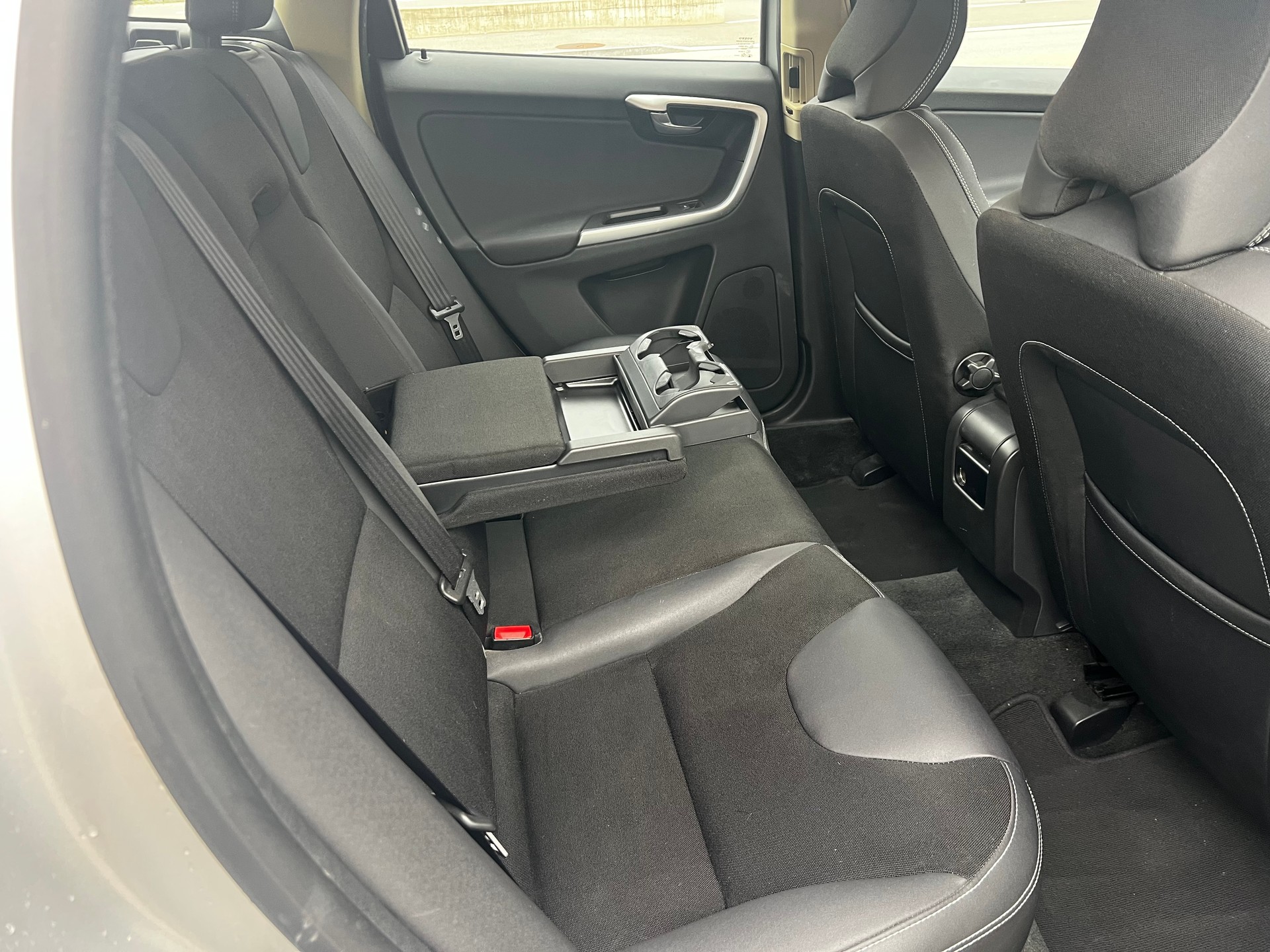 VOLVO XC60 D3 AWD Summum Geartronic-image-12