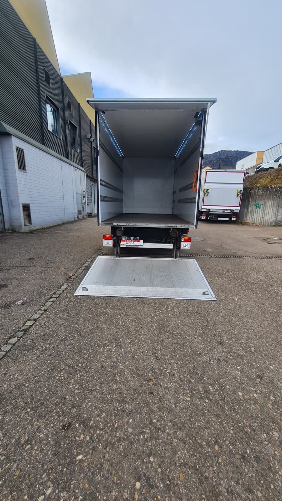 VW Crafter 35 2.0 TDI Hebebuhne Champion L4 ** 3-Plätzer ** RF-Kamera ** Klimaanlage ** Mit Hebebühne ** Ab MFK ** Nutz-700kg **-image-10