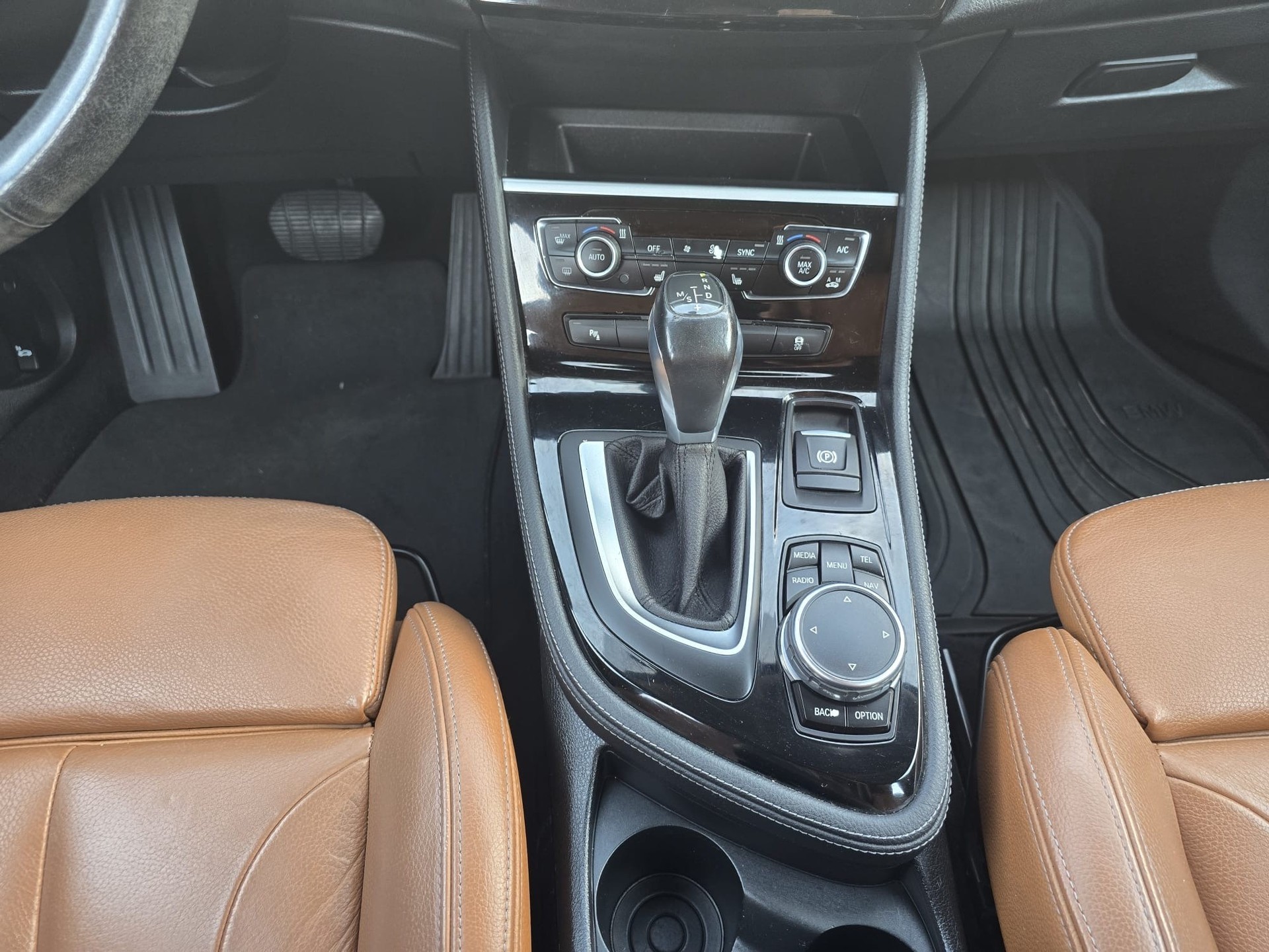 BMW 218i Gran Tourer Sport Line Steptronic-image-12