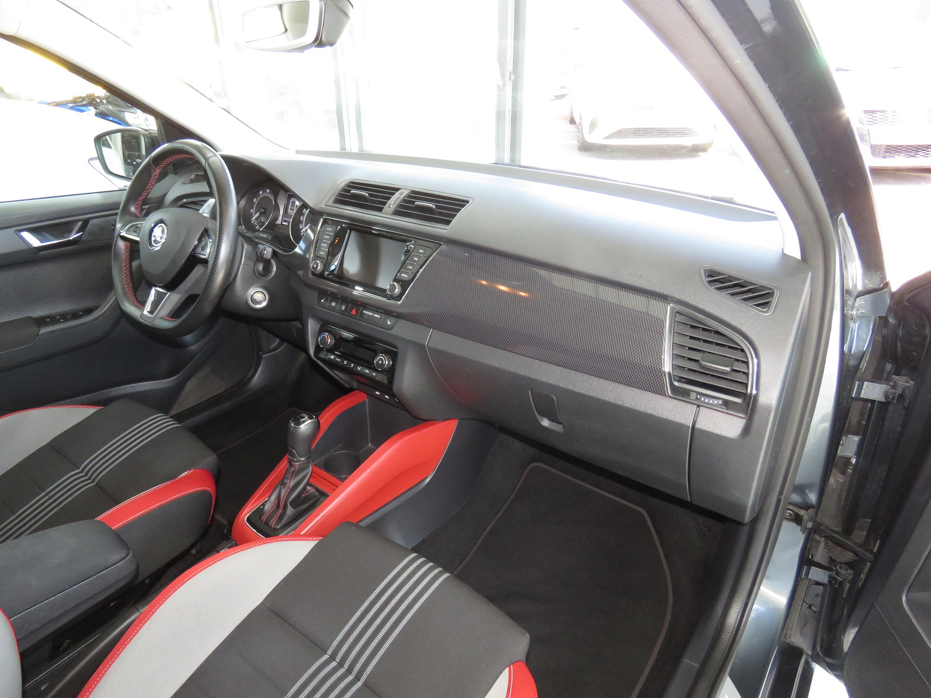 SKODA Fabia 1.2 TSI Monte Carlo DSG (Automat)-image-11