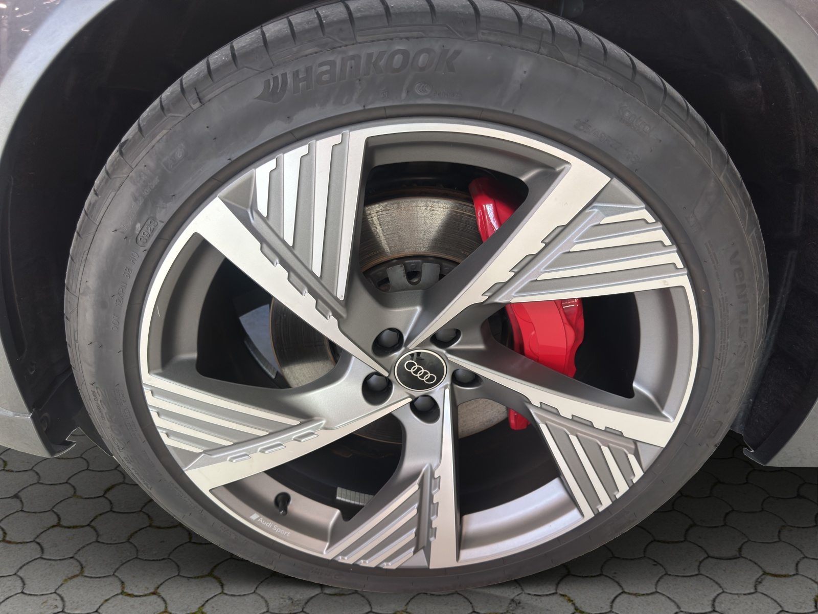 AUDI Q8 55 e-tron Black Edition quattro-image-8