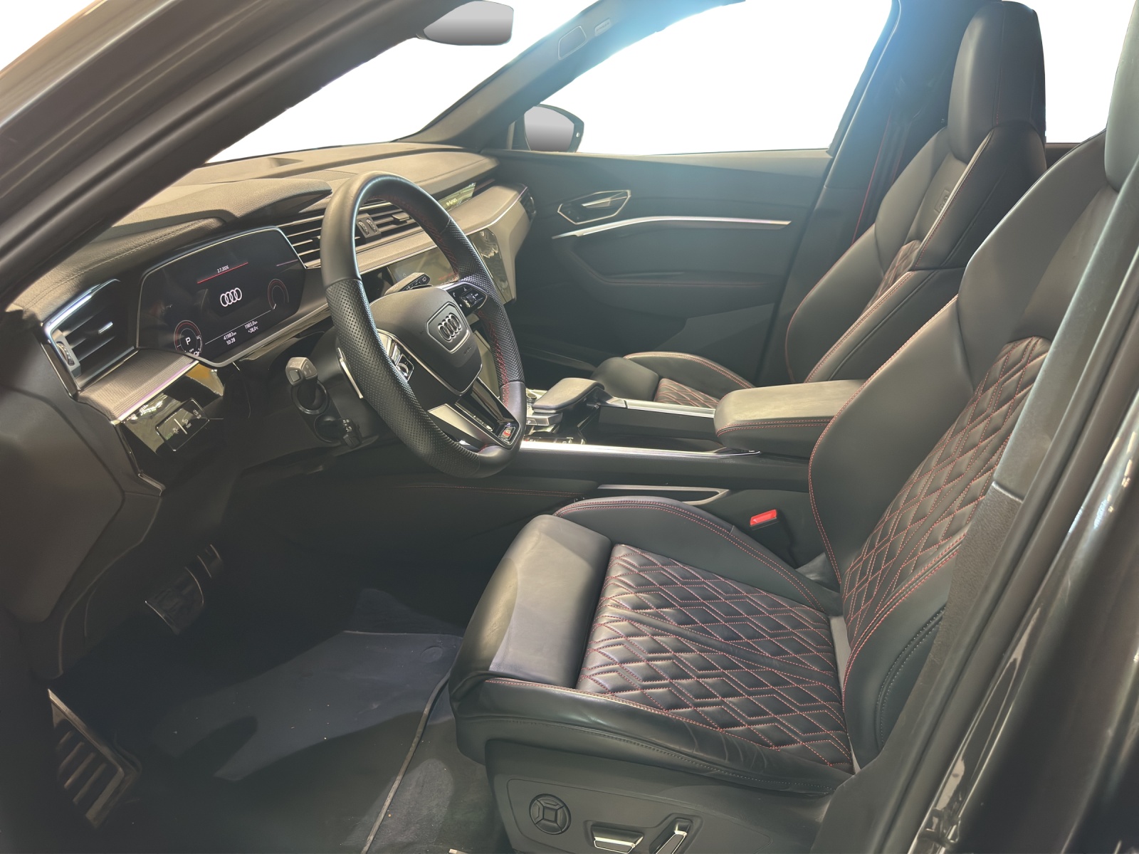 AUDI Q8 50 e-tron Black Edition quattro-image-9