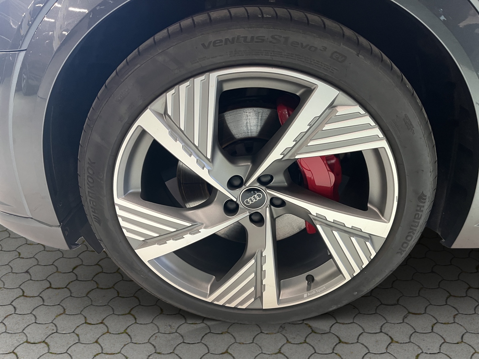 AUDI Q8 55 e-tron Black Edition quattro-image-8