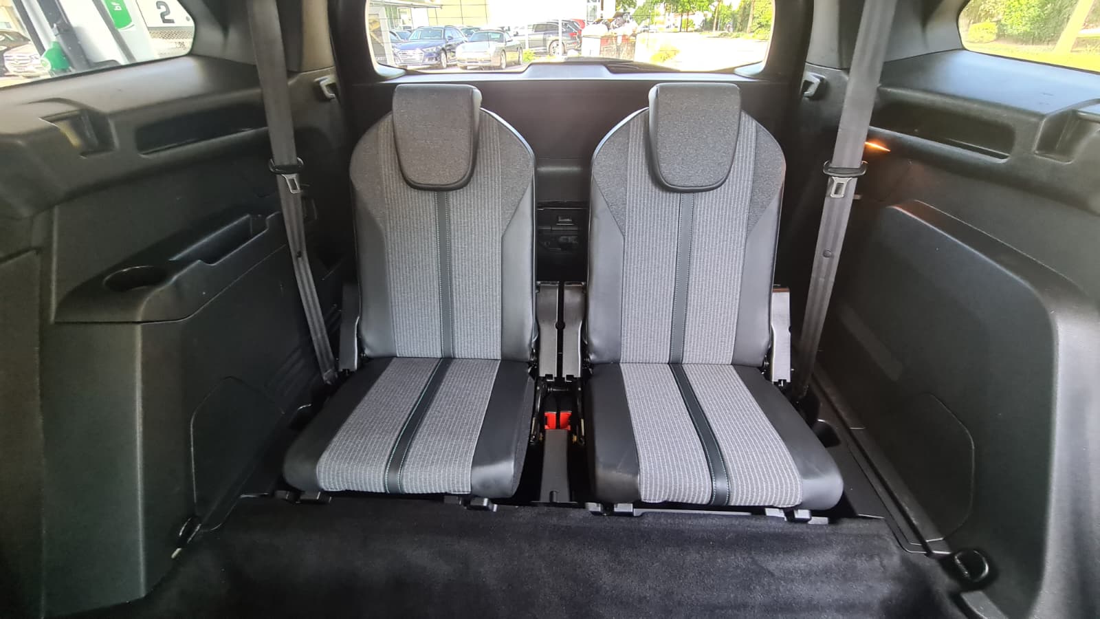 PEUGEOT PEUGEOT 5008 1.5 BlueHDi Allure Pack EAT8 ** 7-Plätzer ** Teil-Leder ** G.Navi ** RF-Kamera ** Safety Paket Plus 1 **-image-17