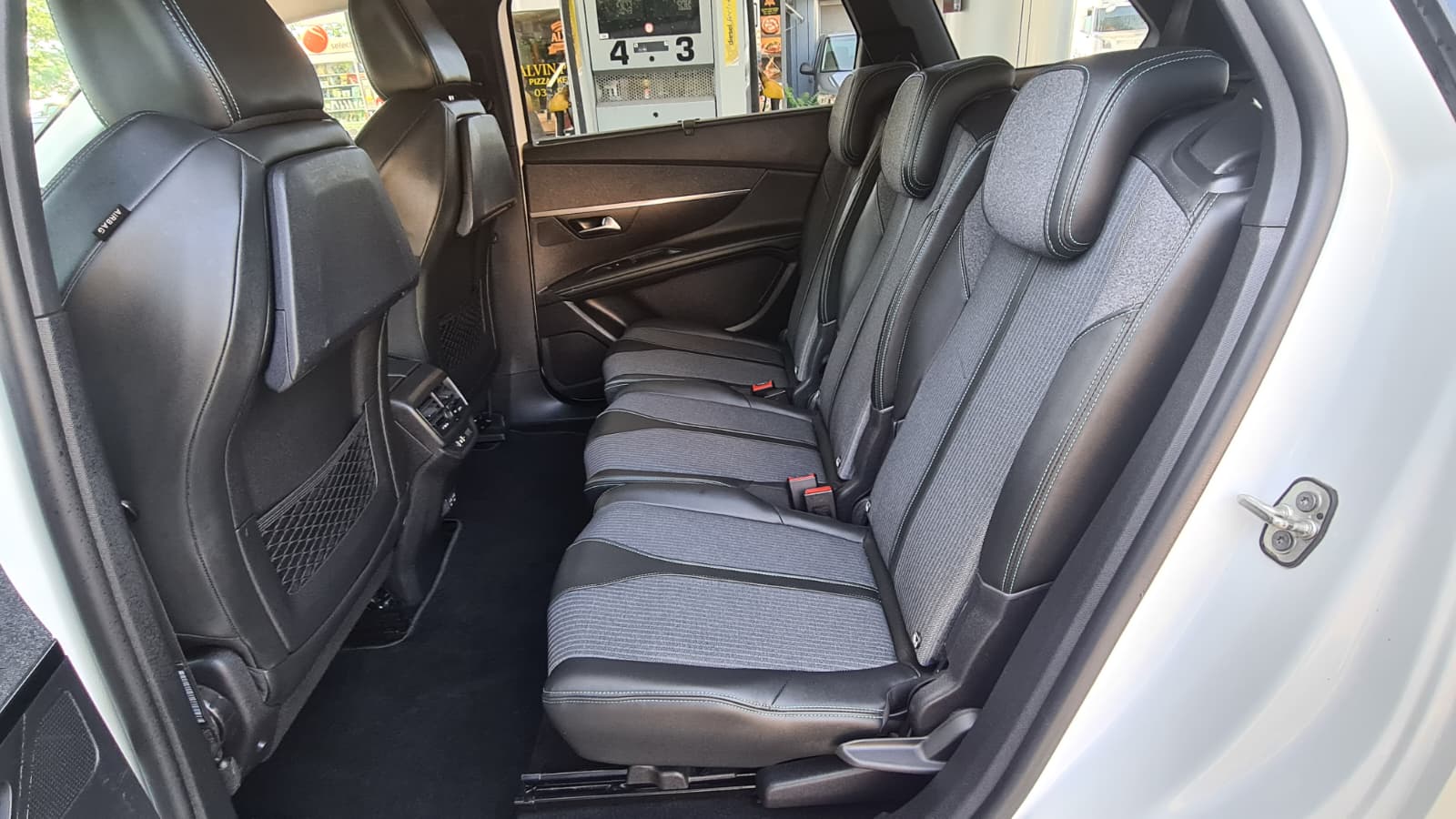 PEUGEOT PEUGEOT 5008 1.5 BlueHDi Allure Pack EAT8 ** 7-Plätzer ** Teil-Leder ** G.Navi ** RF-Kamera ** Safety Paket Plus 1 **-image-18