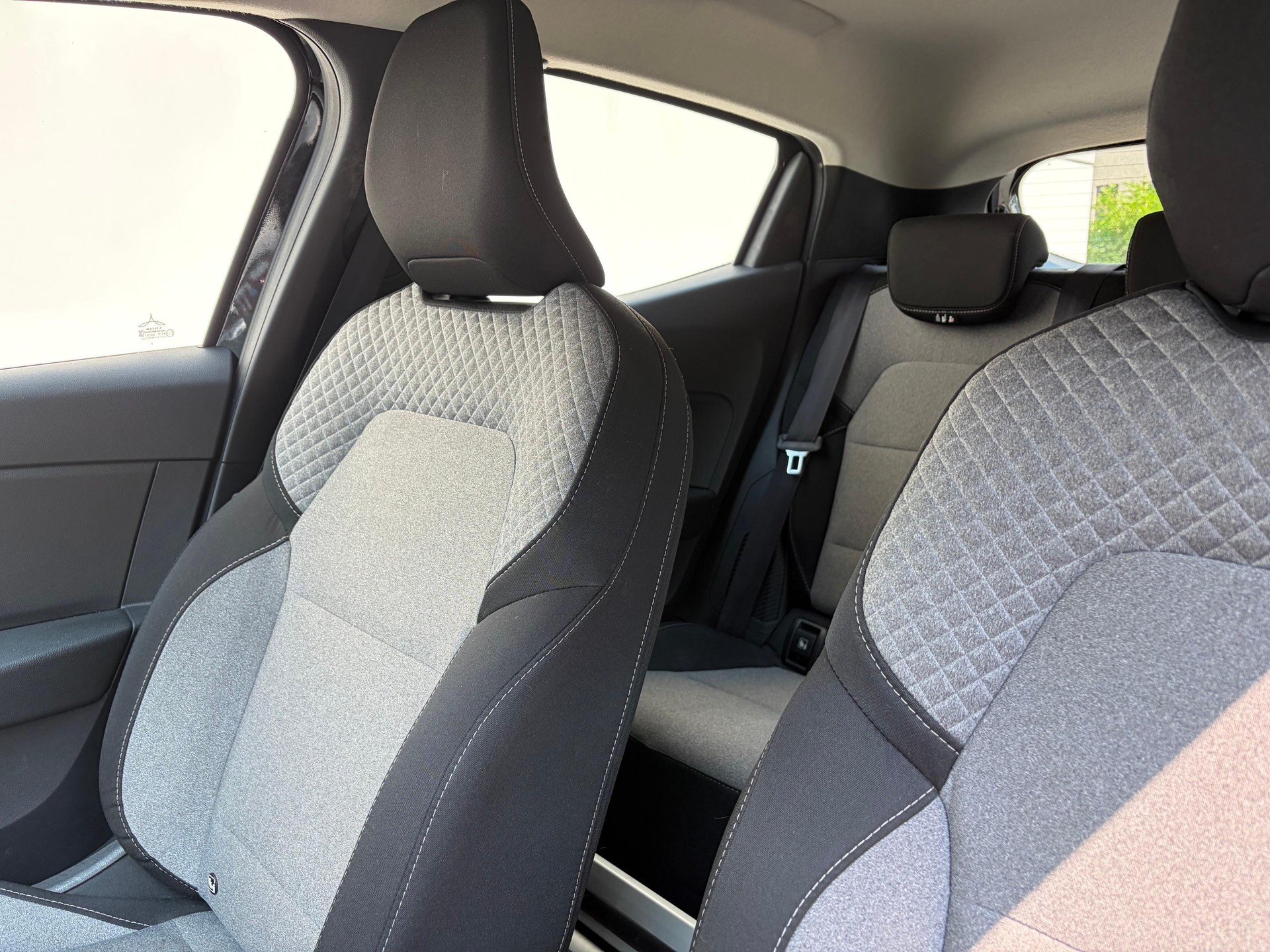 MITSUBISHI Colt 1.6 HEV Instyle-image-8
