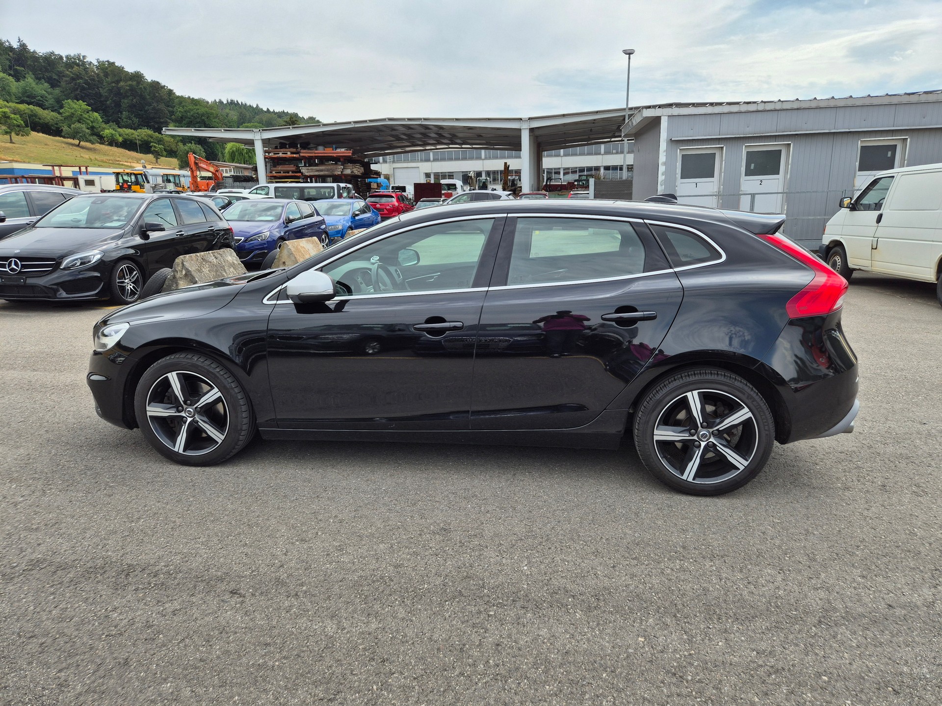 VOLVO V40 T3 Momentum R-Design Geartronic-image-7