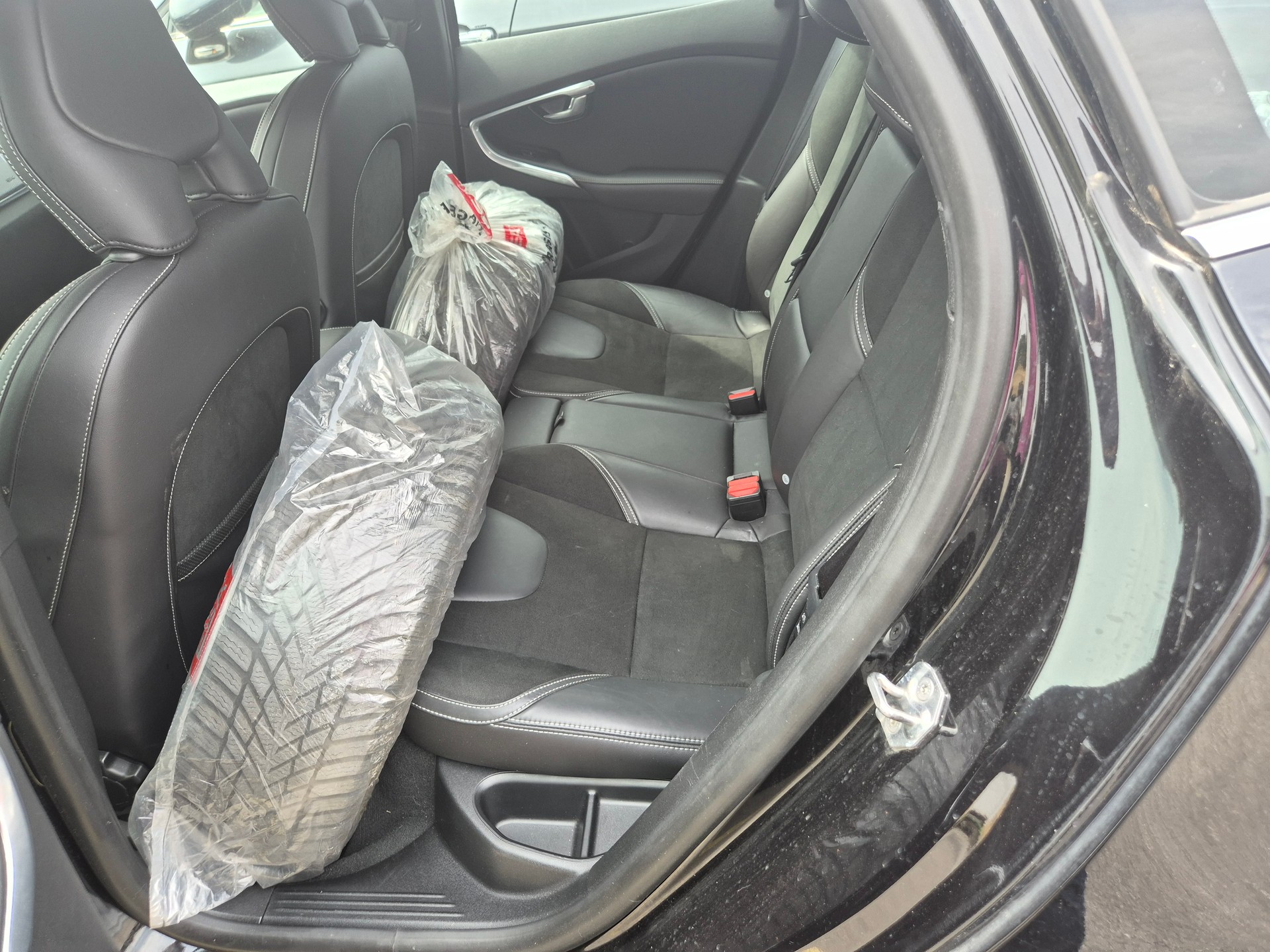 VOLVO V40 T3 Momentum R-Design Geartronic-image-10