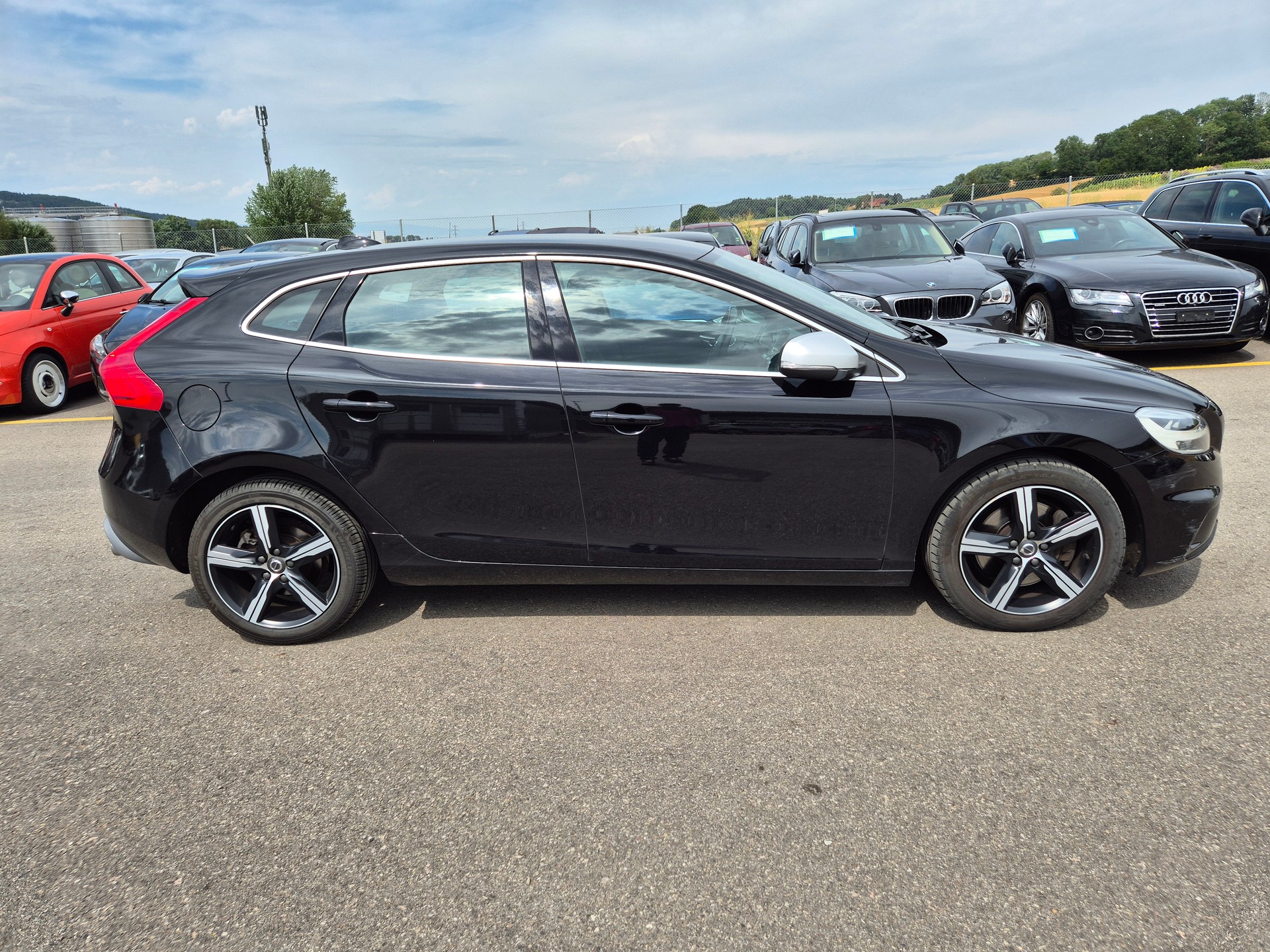VOLVO V40 T3 Momentum R-Design Geartronic-image-3