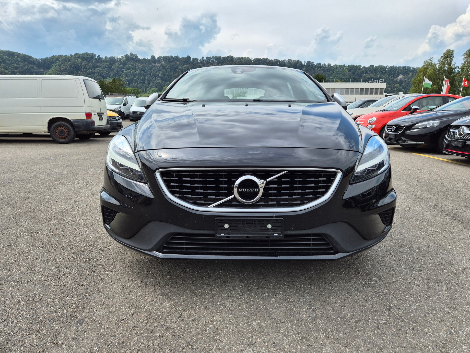 VOLVO V40 T3 Momentum R-Design Geartronic-image-0