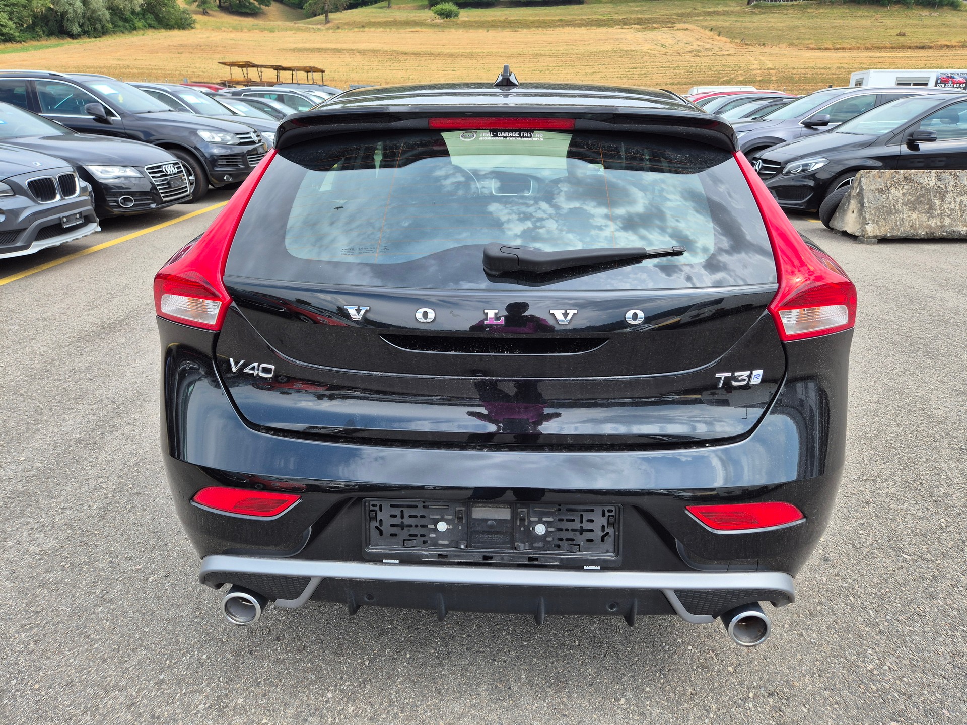 VOLVO V40 T3 Momentum R-Design Geartronic-image-1