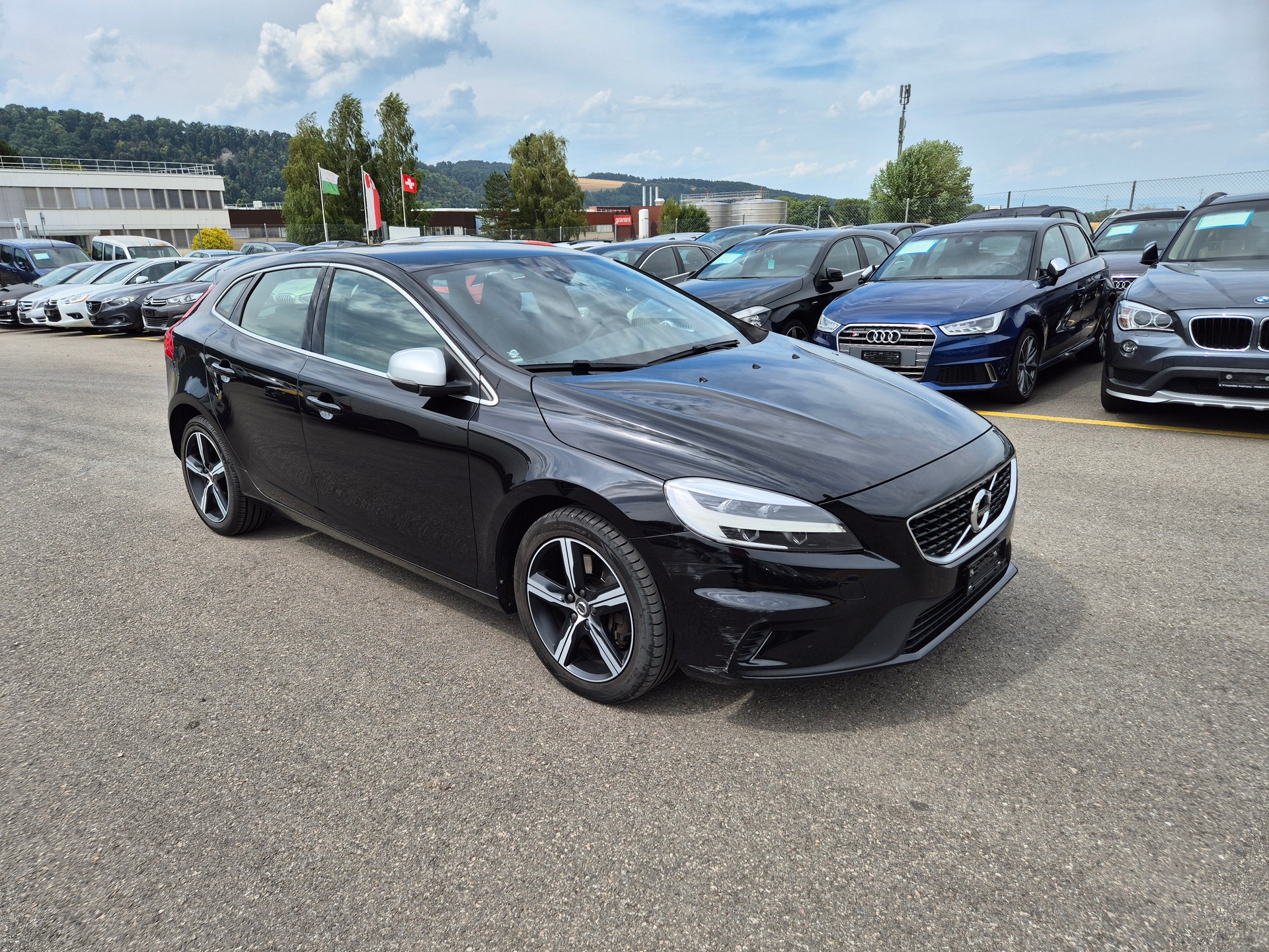 VOLVO V40 T3 Momentum R-Design Geartronic-image-8
