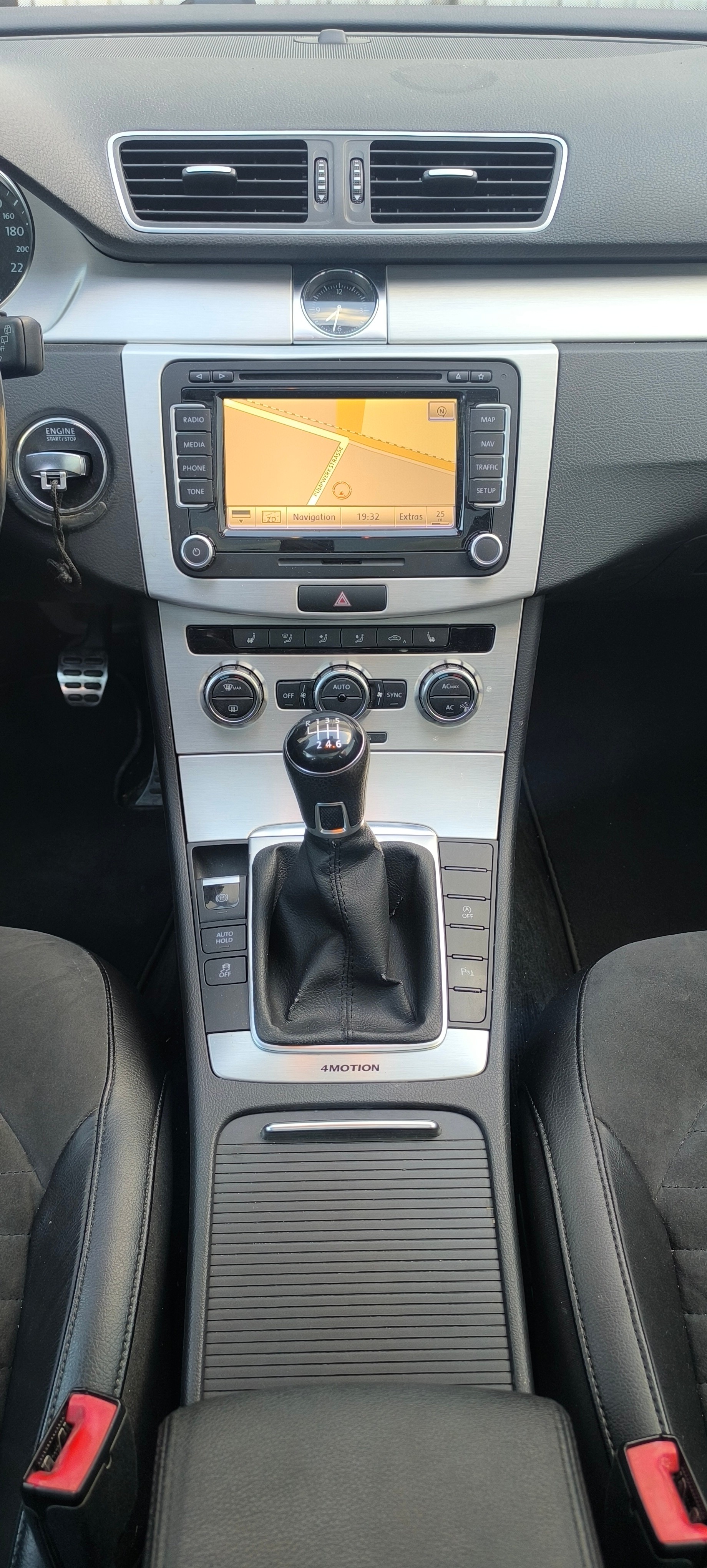 VW Passat Variant 2.0 TDI BMT Highline 4M-image-11