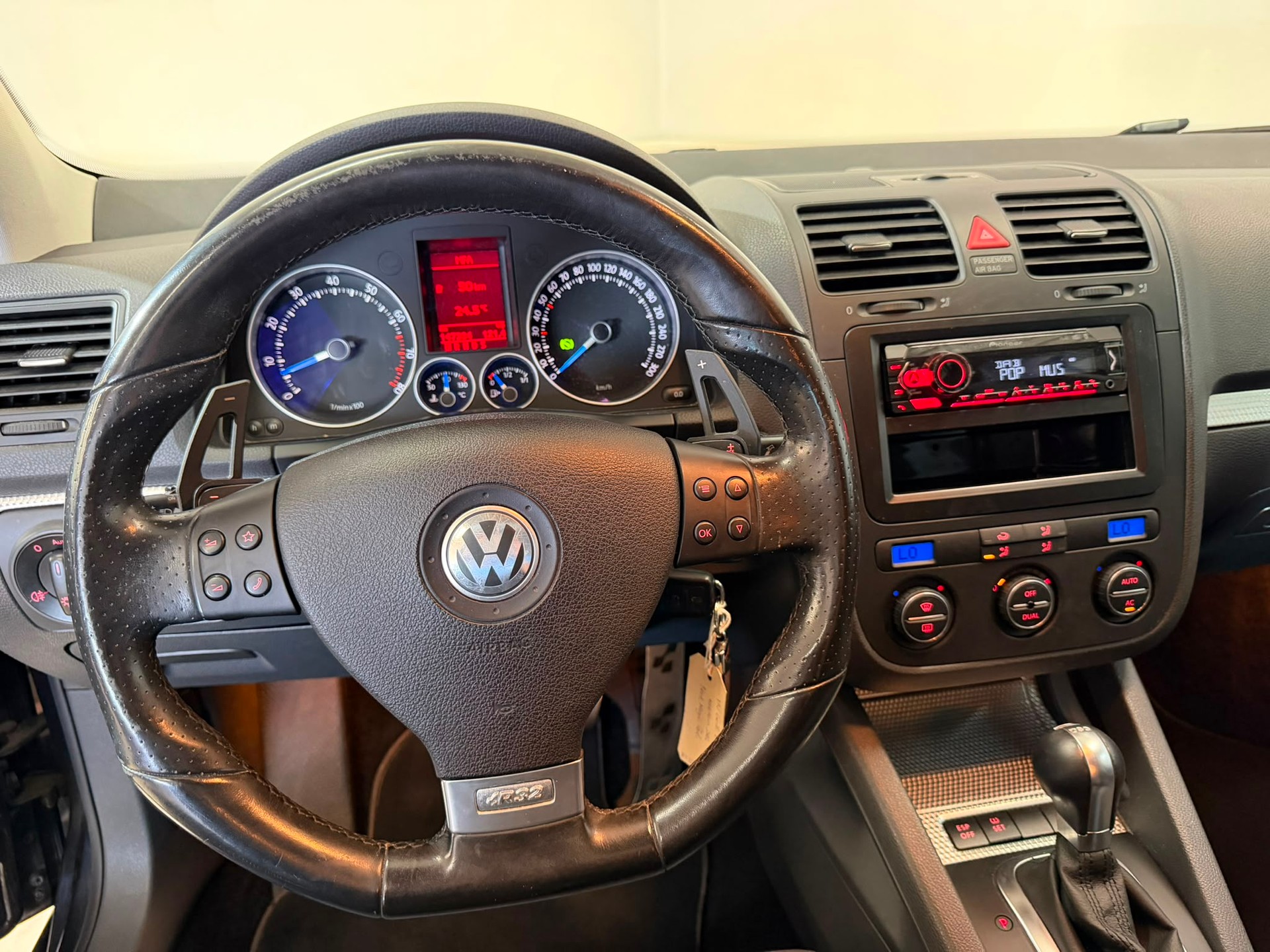 VW Golf R32 4Motion-image-6