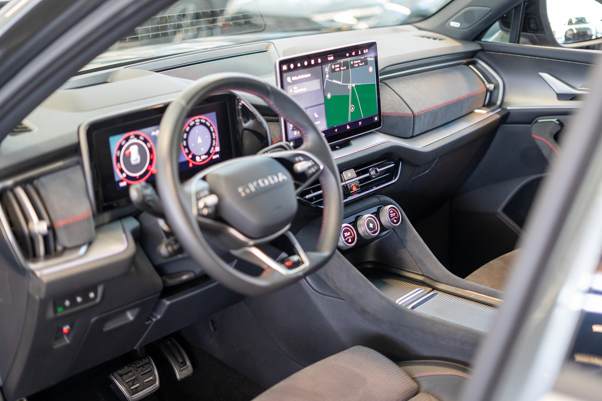 SKODA Kodiaq 2.0 TSI RS / Panorama-Schiebedach / Head-Up Display / Anhängerkupplung-image-11