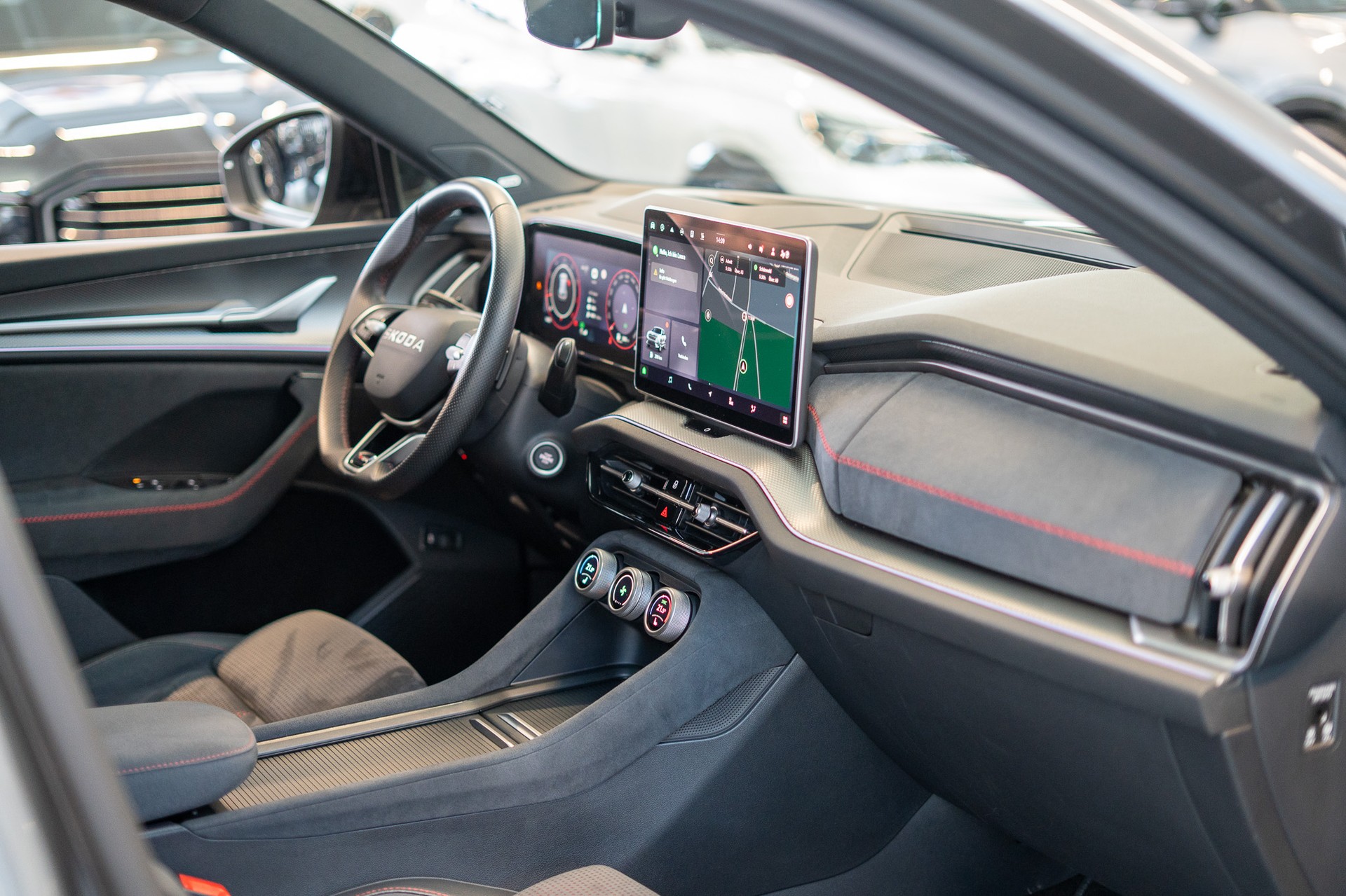 SKODA Kodiaq 2.0 TSI RS / Panorama-Schiebedach / Head-Up Display / Anhängerkupplung-image-18