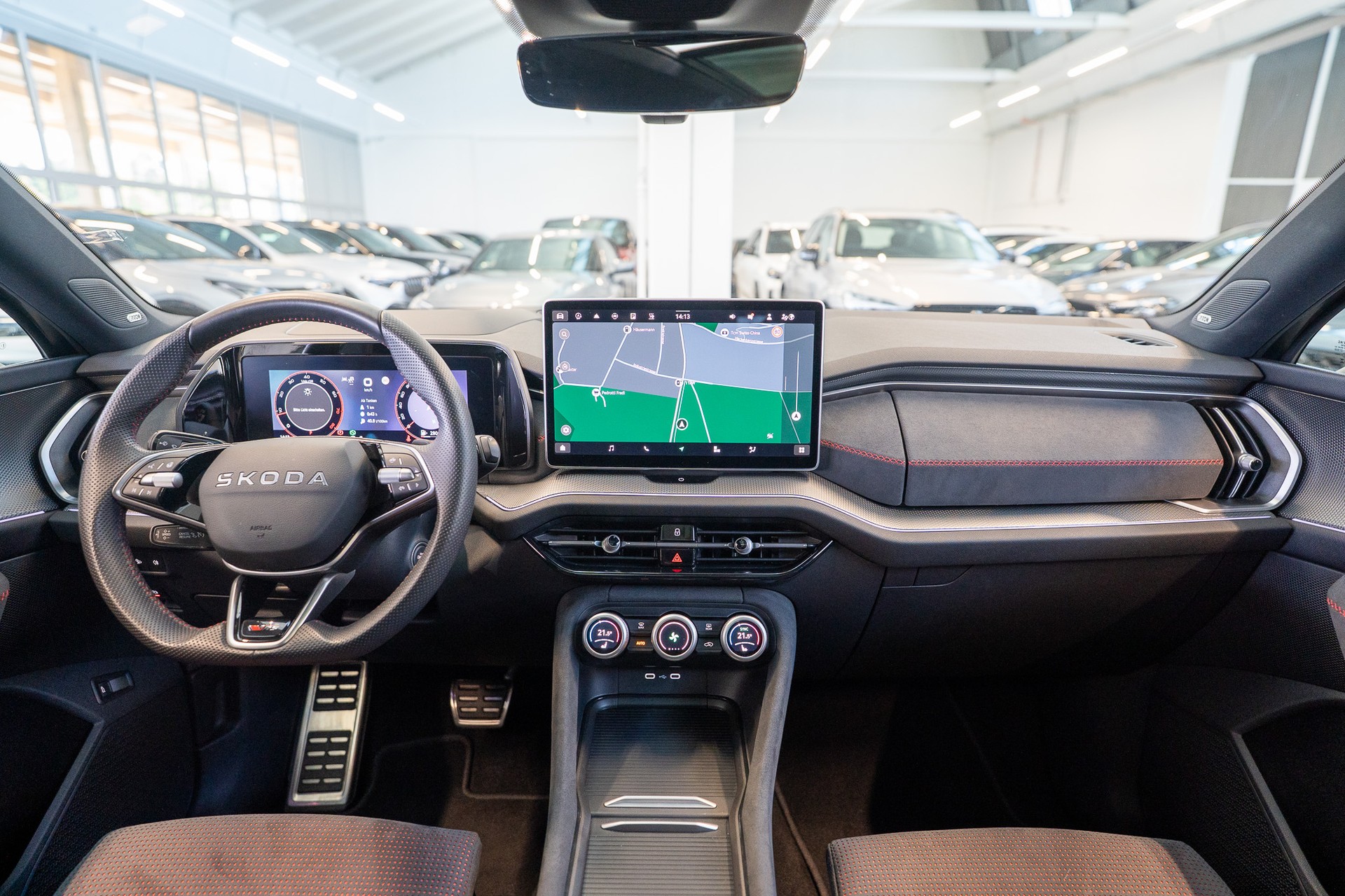 SKODA Kodiaq 2.0 TSI RS / Panorama-Schiebedach / Head-Up Display / Anhängerkupplung-image-19