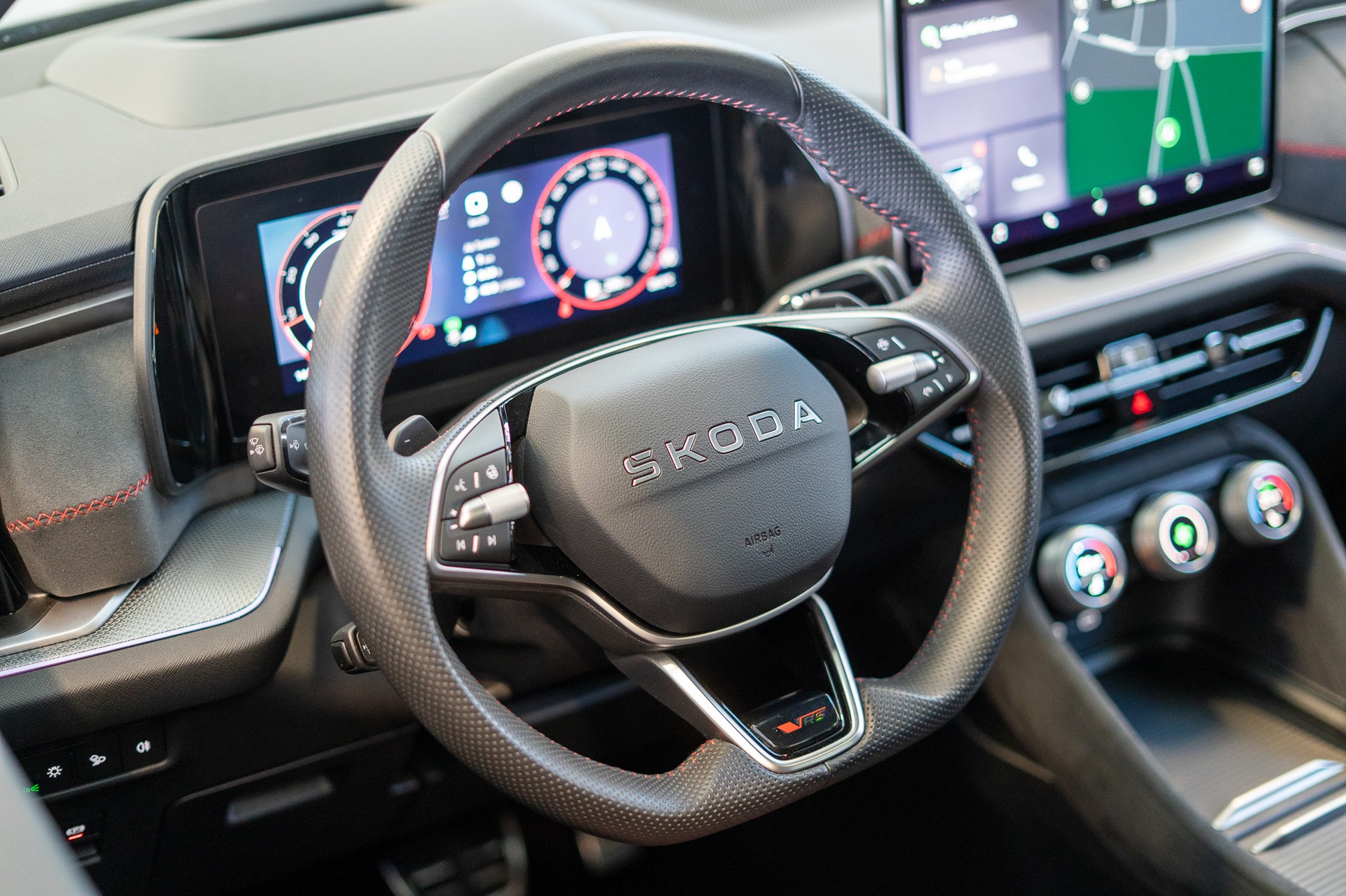 SKODA Kodiaq 2.0 TSI RS / Panorama-Schiebedach / Head-Up Display / Anhängerkupplung-image-10