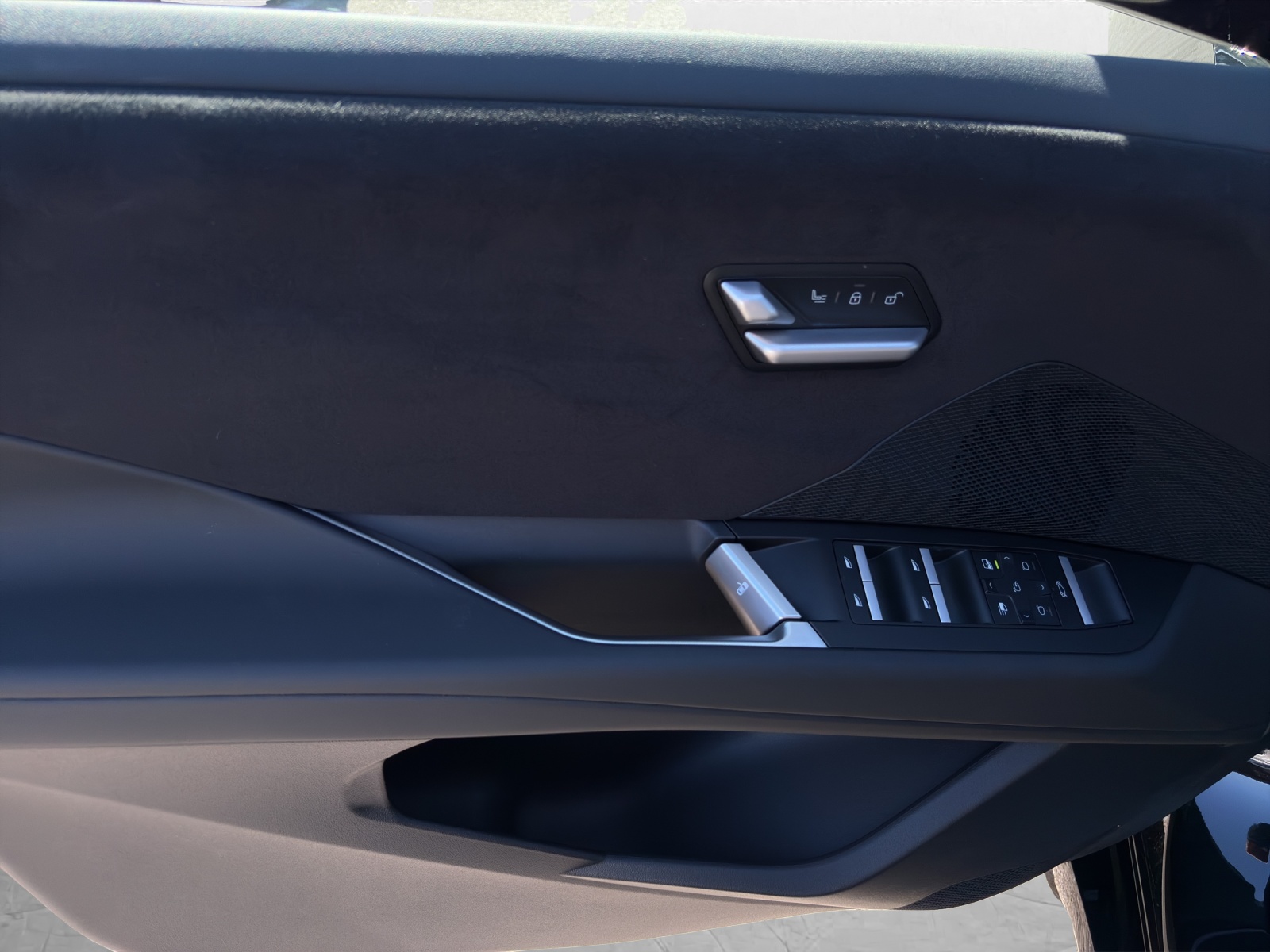 BMW iX3 50 xDrive-image-16