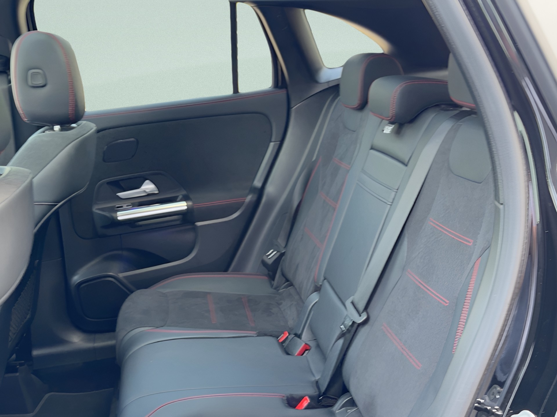 MERCEDES-BENZ GLA 250 4Matic AMG Line 8G-DCT-image-14
