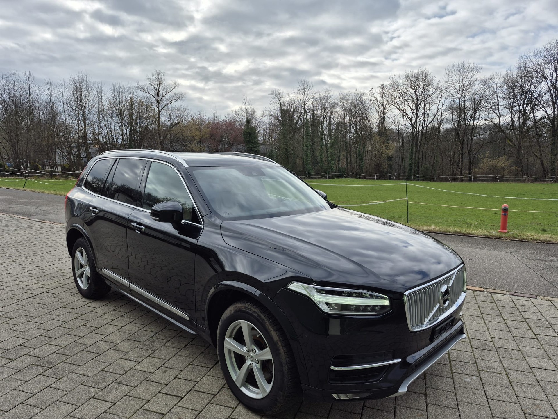 VOLVO XC90 D5 AWD Momentum Geartronic-image-1