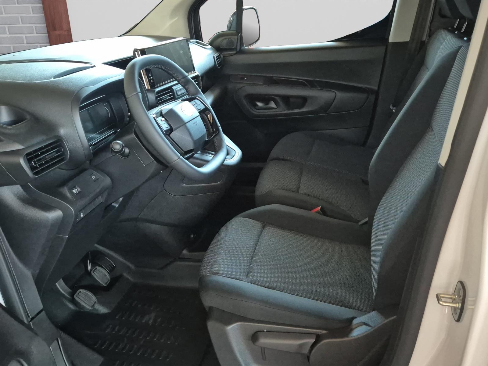 TOYOTA PROACE CITY Van L2 1.2 Active-image-4
