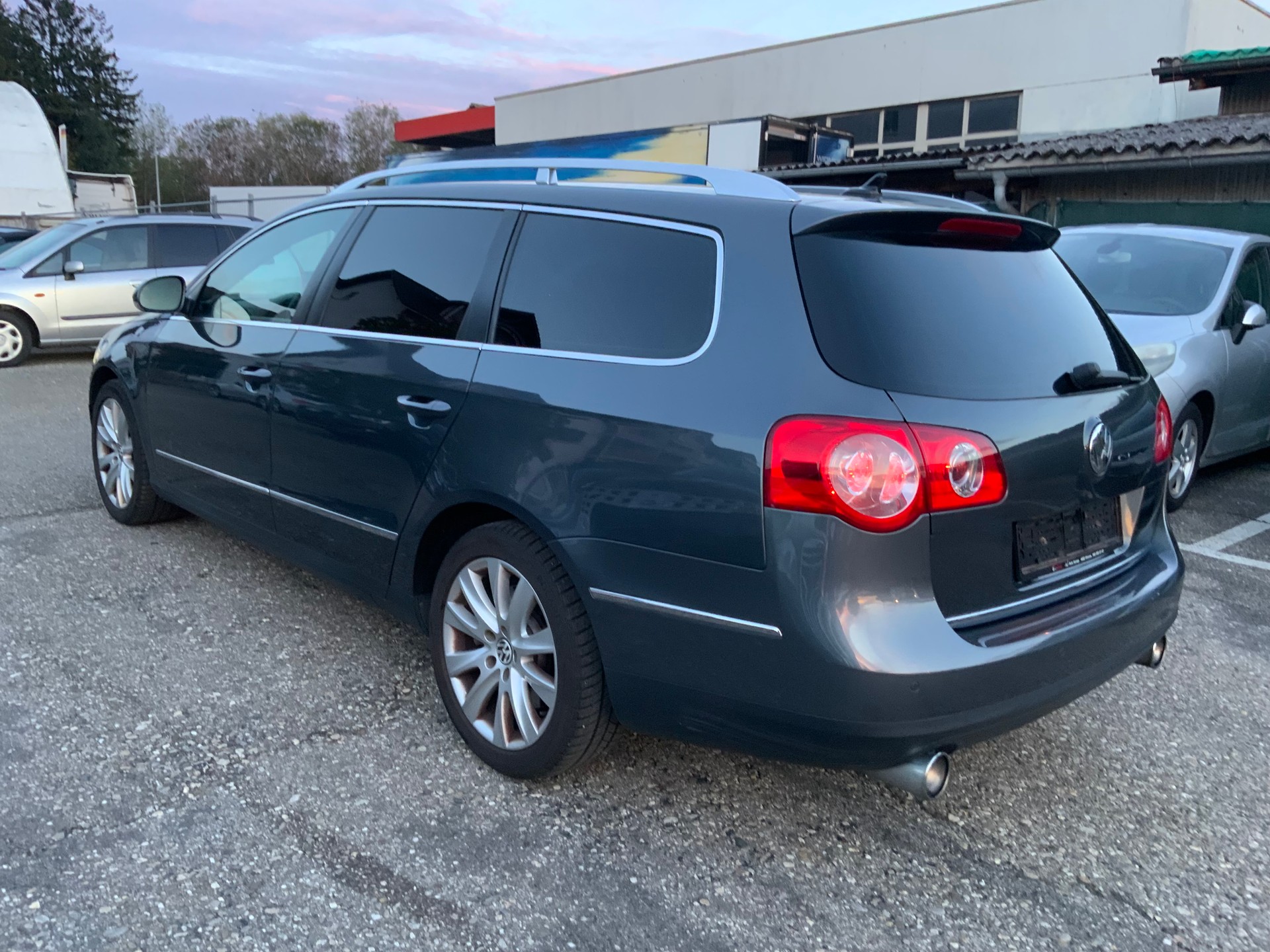 VW Passat Variant 3.2 V6 FSI Highline 4Motion-image-5