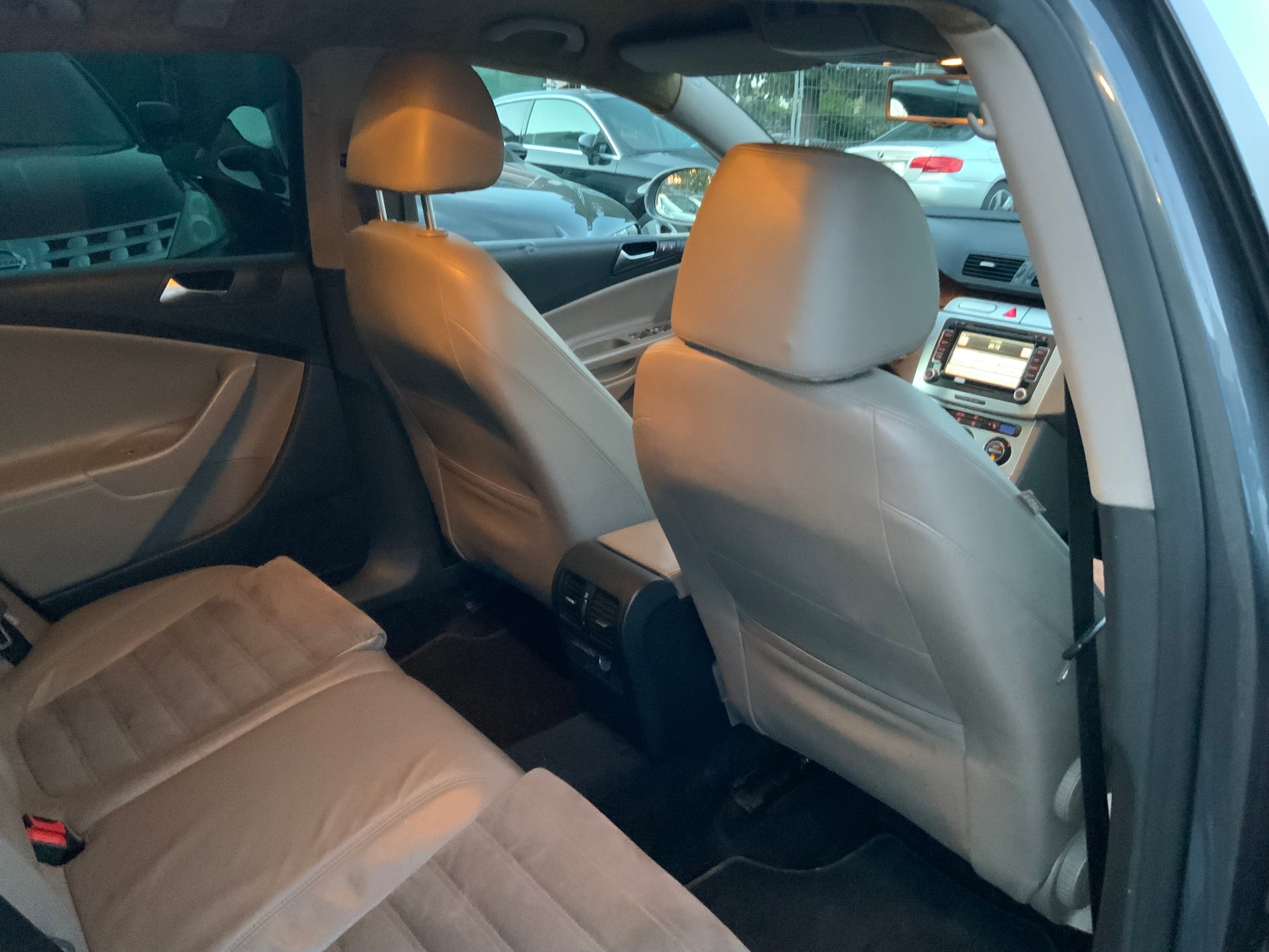 VW Passat Variant 3.2 V6 FSI Highline 4Motion-image-12