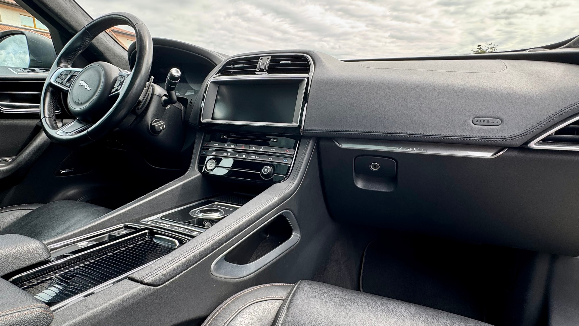 JAGUAR F-Pace 2.5 T 250 Prestige AWD-image-7