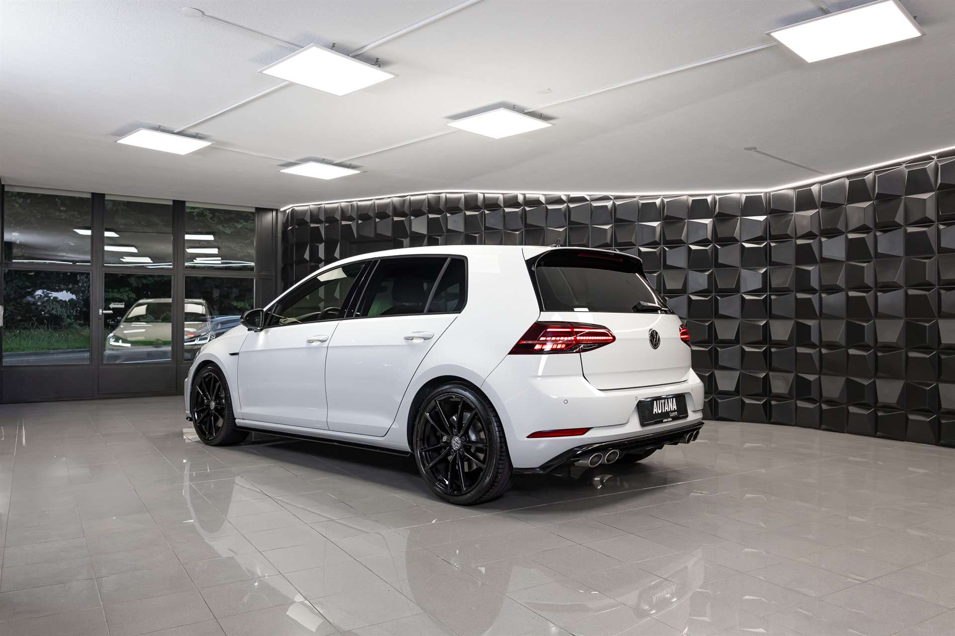 VW Golf 2.0 TSI R 4Motion DSG-image-2