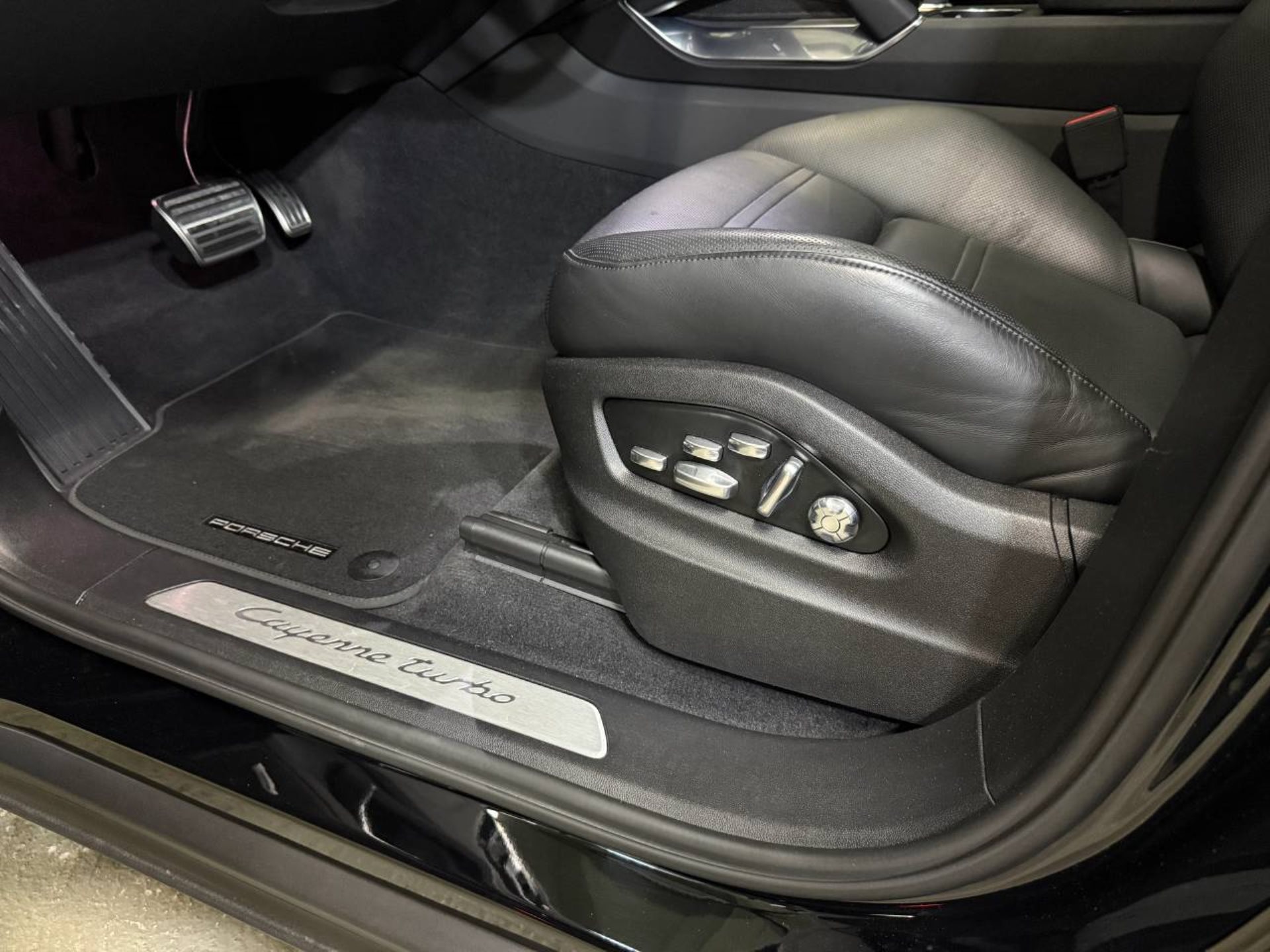 PORSCHE Cayenne Turbo Coupe-image-24