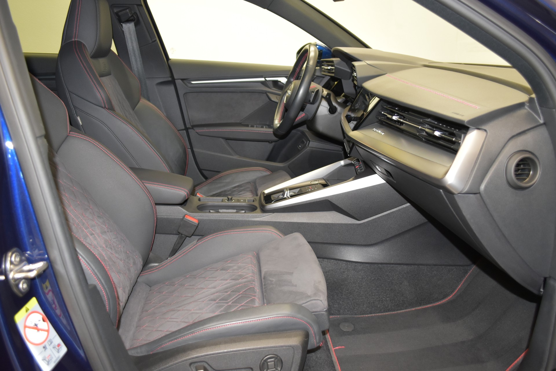 AUDI A3 Sportback 40 TFSI S line quattro S-tronic-image-2