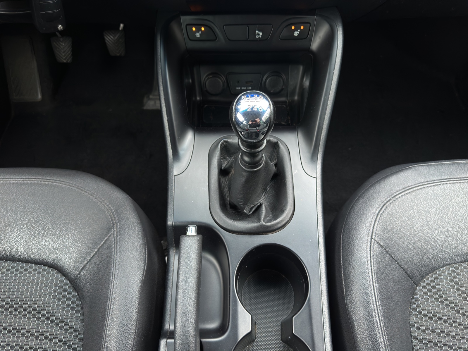 HYUNDAI iX 35 2.0 CRDi Style 4WD-image-14